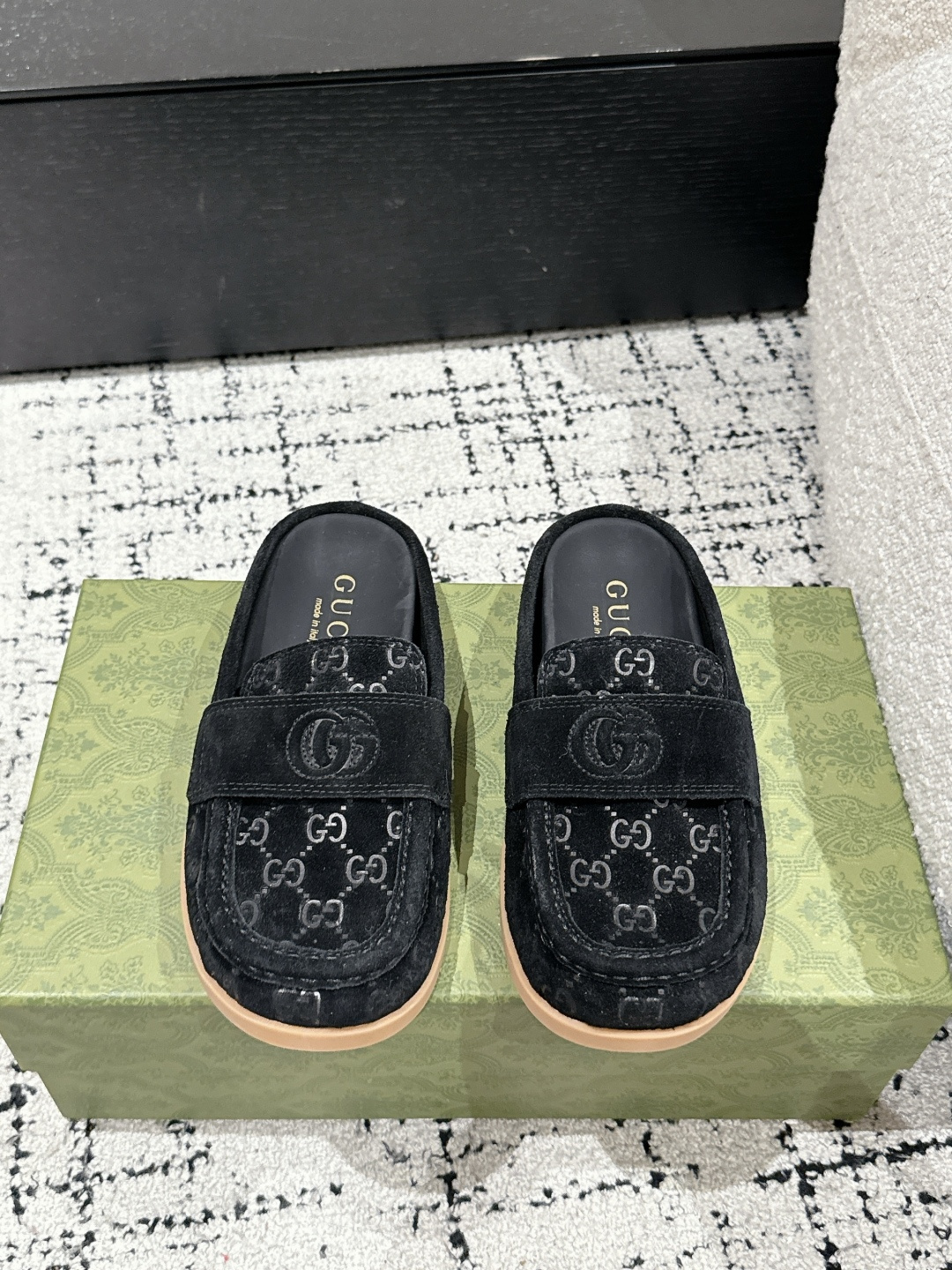 NO:440382,Gucci 25/ Spring and summer new style, double G retro, big toe, Birkenstock, Baotou drag, Birkenstock drag, Birkenstock drag, the first look is inconspicuous when you see this shoe, without too much decoration, it is very simple, but it has a bit retro flavor, cute and cute, and it looks good when you match it casually! High foot feeling, closed eyes, temperament, retro round-toe fur shoes, upper original ox back fleece foot pad: comfortable sheepskin foot pad Outsole: original open mold rubber sole Size#35-40 (40 customized, non-return and exchange), semi-torque, gucci, gucci, sheepskin19860909Gucci 古驰 25/ 春夏新款 双G 复古 大头 勃肯 包头拖  勃肯拖第一眼看到这个鞋子感觉不起眼,没有过多的装饰很简单,但带有点复古味呆萌可爱随意搭配都好看!脚感要求高 的闭眼入 气质复古圆头毛毛鞋 鞋面原版牛反绒 垫脚: 舒适羊皮垫脚 大底: 原版开模橡胶底 Size#35-40（40订做不退换）,半拖,gucci,gucci,sheepskin,Women's Shoes