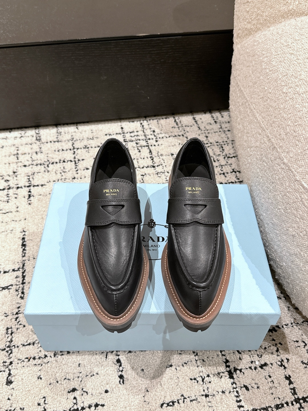 NO:440370,PRADA Prada 25/ Spring Latest Mocassini Pointed Toe Thick Sole Loafer Fabric: Original waxy cowhide Inner: Sheepskin Outsole: Original gear thick sole Sole Thick Sole: 4cm Size: #35-40 (40 custom made without return), Loafers, prada, prada, loafers, cowhide, sheepskin19860909PRADA普拉达 25/ 春季最新 Mocassini 尖头 厚底 乐福鞋 面料: 原版蜡感牛皮 内里: 羊皮 大底: 原版齿轮厚底 底厚: 4cm Size: #35-40(40定做不退换）,乐福鞋,prada,prada,loafers,cowhide,sheepskin,Women's Shoes