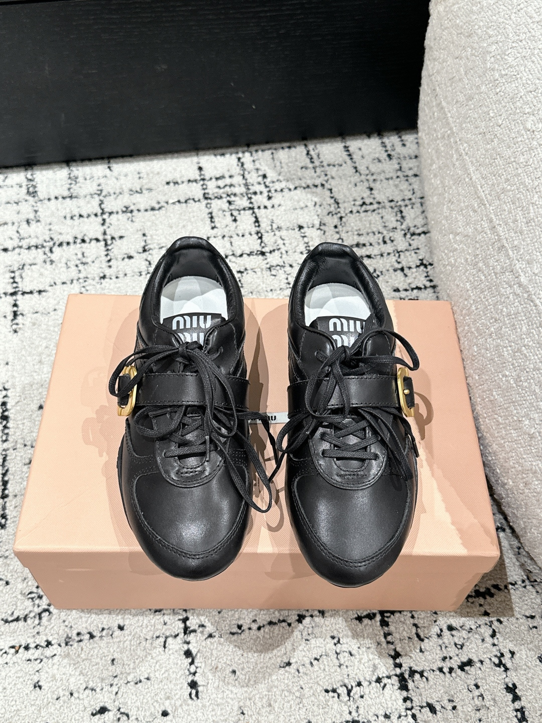 NO:440352,Miumiu 25/ The latest new catwalk series is launched. German training casual shoes. Three-dimensional tailoring and plastic multi-dimensional tension, material collision, layered modern aesthetics. Miu Miu 2025 autumn and winter series, boldly dismantling the design language exquisite and pioneering parallel, and conceiving a new season of aesthetics! Another hit Miu Home 25! Fabric: Imported cowhide Inner: Sheepskin Outsole: Original outsole Size: #35-40 (40 custom made without return or exchange), casual shoes/sports shoes, miumiu, sneakers, cowhide, sheepskin19860909Miumiu繆繆 25/ 最新走秀系列新款首发 德训 休闲鞋 立体剪裁塑多维张力,材质碰撞,层叠现代美学 Miu Miu 2025秋冬系列,大胆拆解设计语言精致与先锋并行,构想新季美学！Miu家25又一爆款！ 面料: 进口牛皮 内里: 羊皮 大底: 原版大底 Size: #35-40(40定做不退换）,休闲鞋/运动鞋,miumiu,sneakers,cowhide,sheepskin,Women's Shoes