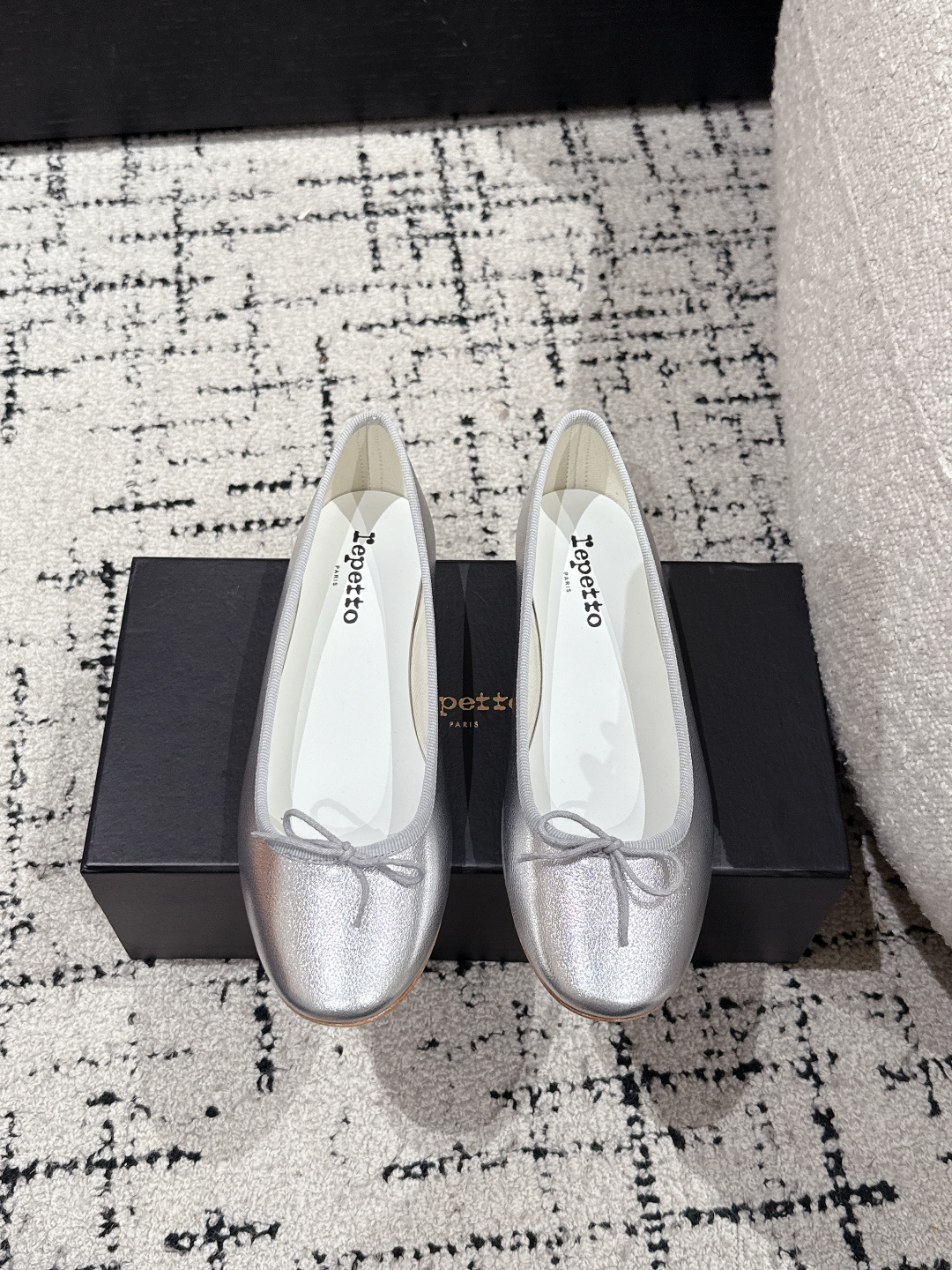 NO:440406,Repetto trendy brand 25/ Spring and summer new style ballet shoes single shoes As long as you like to wear ballet shoes and ballet shoes, you can completely close your eyes and try this pair. The shoe shape is so good that you don’t want to take off your feet. The foot feels comfortable and slimming. Whatever you want to match is good!  Fairies, limited edition (limited quantity) original imported cowhide, inner sheepskin, outsole, original genuine leather outsole, Size#35-40 (40 custom made, no return or exchange), ballet shoes, cowhide, sheepskin, Leather soles19860909Repetto潮牌 25/ 春夏新款 芭蕾舞鞋 单鞋 只要平时喜欢穿芭蕾鞋 芭蕾鞋控的 宝子们 你们完全可以闭眼去冲这双 鞋型巨乖 上脚完全不想脱下来的赶脚 上脚脚感舒适显瘦 配啥啥好看哈！ 仙女们冲 限量款（数量有限） 鞋面原版进口牛皮 内里羊皮 大底原版真皮大底 Size#35-40（40定制不退换）,芭蕾舞鞋,cowhide,sheepskin,Leather soles,Women's Shoes