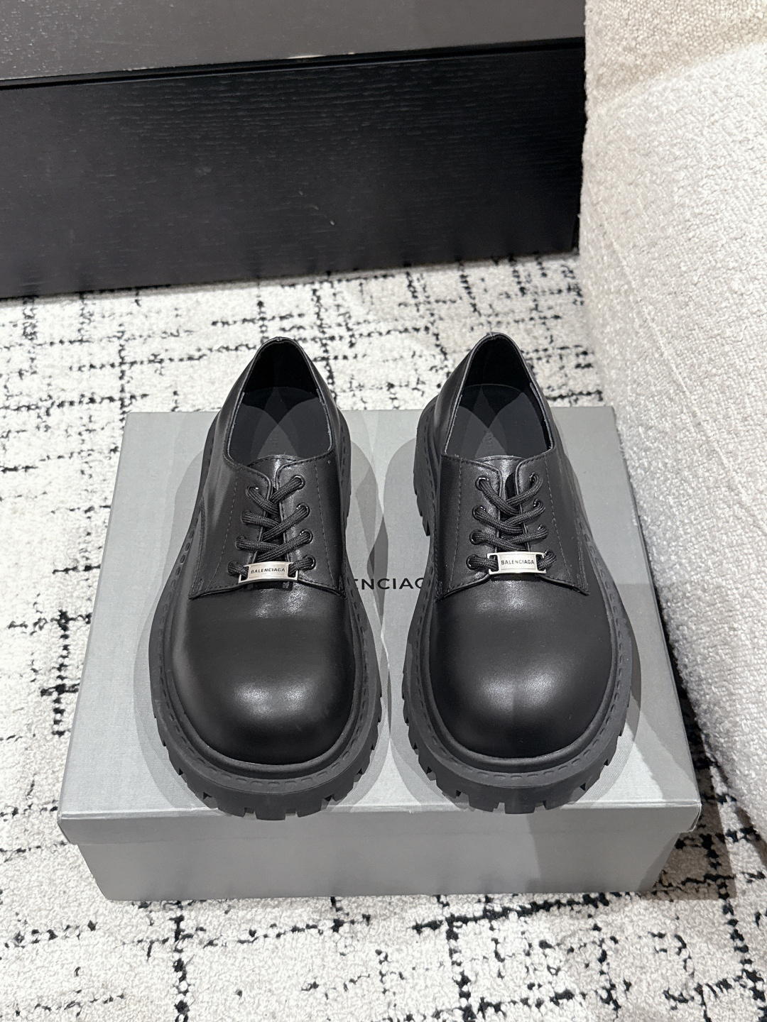 NO:440328,BALENCIAGA 25/ Stomper Derby Big Head Derby Shoes This pair of shoes is simply the dark horse in the trend circle this year. The exaggerated big head design makes people fall in love with it at a glance!  When I saw it at first, I was attracted by the big B-shaped logo. It’s so recognizable!  Wear it, whether it is paired with tight jeans or wide-leg pants, it can be easily controlled, with a very fashionable feel. The double B decorative buckle is made of pure copper hardware, full-grain cowhide fabric, water-dyed cowhide, outsole original rubber outsole Size: #35-40 (40 custom made without return or exchange), loafers, balenciaga, balenciaga,tom ford, loafers, jeans, cowhide19860909BALENCIAGA巴黎世家 25/ Stomper Derby 大头德比鞋 这双鞋简直是今年潮流圈的黑马,夸张的大头设计,让人一眼就爱上！第一眼看到它,就被那双大大的B字logo吸引了,太有辨识度了吧！穿上它,无论是搭配紧身牛仔裤还是阔腿裤,都能轻松驾驭,时尚感爆棚,双B装饰扣采用纯铜五金手工镶嵌制作 面料全粒面牛皮 内里水染牛皮 大底原版橡胶大底 Size: #35-40（40定做不退换）,乐福鞋,balenciaga,balenciaga,tom ford,loafers,jeans,cowhide,Women's Shoes