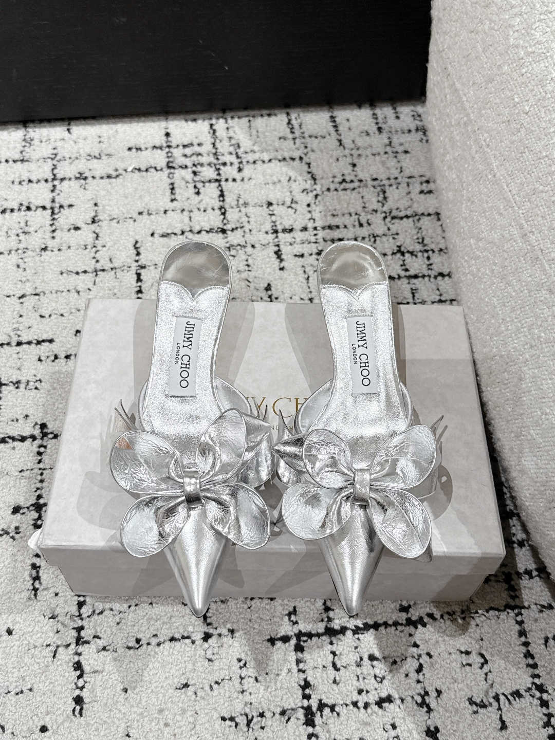 NO:440410,#Purchasing level Jimmy Choo Zhou Yangjie 25/ Staz pointed bow muller high heels Staz Sling Back 70 series heels exposed high heels are made of leather to create a unique and elegant shoe shape, matched with exquisite bows and three-dimensional heel design, showing a fashionable and personal temperament. It is full of spring and blooms on the toes!  Wear the new Staz high heels series and walk the 'flower' path!  The three-dimensional bow flowers are fresh and eye-catching, activate the joyful mood in spring. Jimmy Choo's new product Staz series is so beautiful that it is foul. This pair of bow muller high heels is really fairy-like. When worn, it seems to be in a sea of ​​flowers. The bow design is sweet and elegant, and every step exudes a romantic atmosphere. The style of muller shoes is comfortable and fashionable, and it is not tiring when shopping and dating. Fabric: original cowhide foot pad: original sheepskin outsole: Italian genuine leather sole Heel height: 4.5cm Size#35-42 (40 41 42 custom made without return), semi-tork high heels, jimmy choo, high heels, cowhide, sheepskin19860909#代购级 Jimmy Choo周仰杰 25/ Staz尖头蝴蝶结穆勒 高跟鞋 Staz Sling Back 70系列露跟高跟鞋,采用皮革材质打造别致优雅鞋型,搭配精美蝴蝶结和立体鞋跟设计,尽显时尚个性气质.盎然春意,于脚尖绽放！穿上全新Staz 高跟鞋系列,走「花」路！立体的蝴蝶结花朵,清新瞩目,激活春日里的愉悦心情.Jimmy Choo的新品 Staz系列简直美到犯规,这双蝴蝶结穆勒高跟鞋,真的是仙气十足,穿上它仿佛置身花海,蝴蝶结设计甜美又优雅,每一步都散发着浪漫气息. 穆勒鞋的款式,既舒适又时髦,逛街约会都不累脚 面料: 原版牛皮 垫脚: 原版羊皮 大底: 意大利真皮底 跟高: 4.5cm Size#35-42（40 41 42订做不退换）,半拖高跟鞋,jimmy choo,high heels,cowhide,sheepskin,Women's Shoes