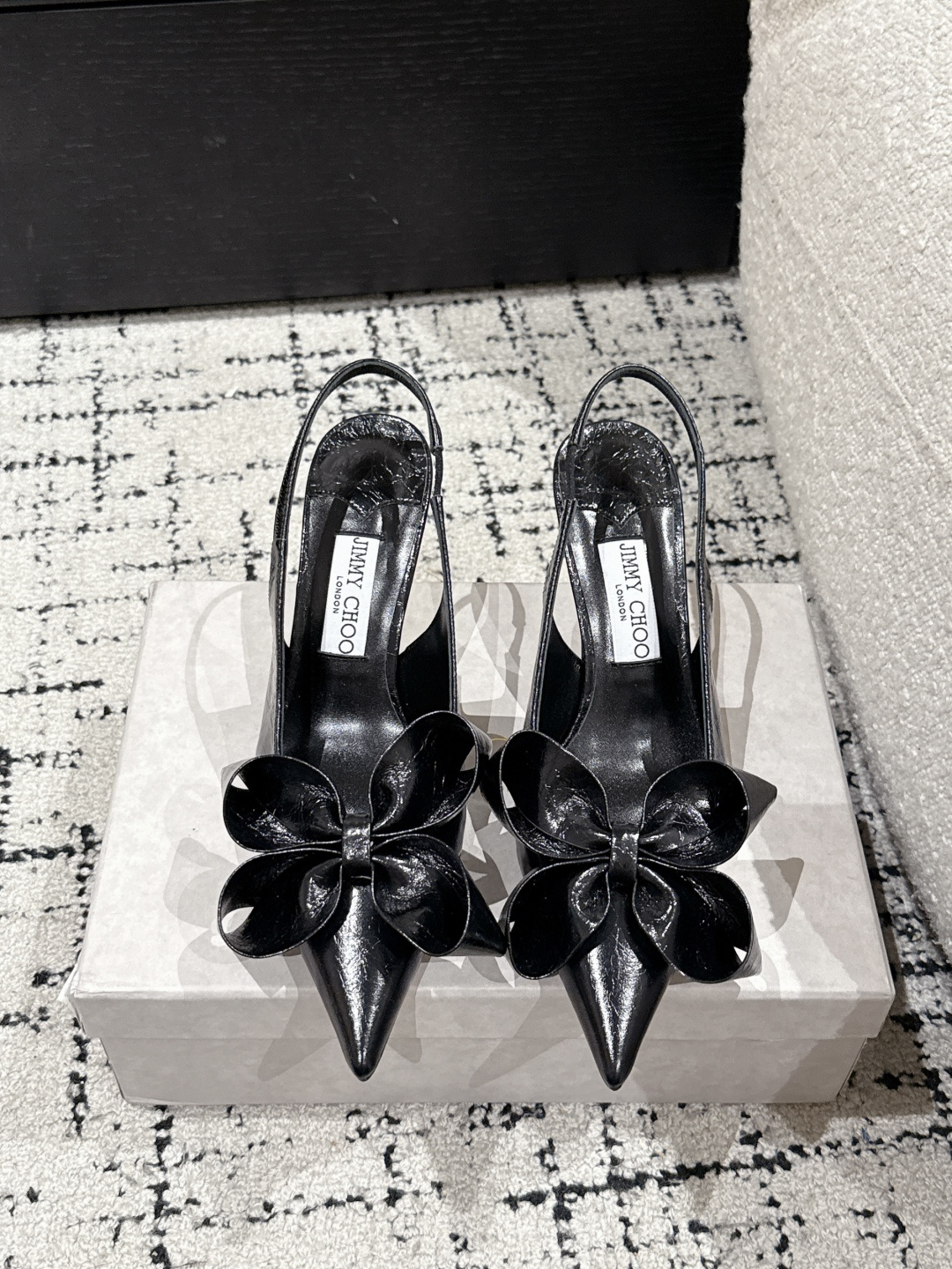 NO:440417,#Purchasing level Jimmy Choo Zhou Yangjie 25/ Staz pointed bow muller high heels Staz Sling Back 70 series heels exposed high heels are made of leather to create a unique and elegant shoe shape, matched with exquisite bows and three-dimensional heel design, showing a fashionable and personal temperament. It is full of spring and blooms on the toes!  Wear the new Staz high heels series and walk the 'flower' path!  The three-dimensional bow flowers are fresh and eye-catching, activate the joyful mood in spring. Jimmy Choo's new product Staz series is so beautiful that it is foul. This pair of bow muller high heels is really fairy-like. When worn, it seems to be in a sea of ​​flowers. The bow design is sweet and elegant, and every step exudes a romantic atmosphere. The style of muller shoes is comfortable and fashionable, and it is not tiring when shopping and dating. Fabric: original cowhide foot pad: original sheepskin outsole: Italian genuine leather sole Heel height: 7.5cm Size#35-42 (40 41 42 custom made without return), semi-tork high heels, jimmy choo, high heels, cowhide, sheepskin19860909#代购级 Jimmy Choo周仰杰 25/ Staz尖头蝴蝶结穆勒 高跟鞋 Staz Sling Back 70系列露跟高跟鞋,采用皮革材质打造别致优雅鞋型,搭配精美蝴蝶结和立体鞋跟设计,尽显时尚个性气质.盎然春意,于脚尖绽放！穿上全新Staz 高跟鞋系列,走「花」路！立体的蝴蝶结花朵,清新瞩目,激活春日里的愉悦心情.Jimmy Choo的新品 Staz系列简直美到犯规,这双蝴蝶结穆勒高跟鞋,真的是仙气十足,穿上它仿佛置身花海,蝴蝶结设计甜美又优雅,每一步都散发着浪漫气息. 穆勒鞋的款式,既舒适又时髦,逛街约会都不累脚 面料: 原版牛皮 垫脚: 原版羊皮 大底: 意大利真皮底 跟高: 7.5cm Size#35-42（40 41 42订做不退换）,半拖高跟鞋,jimmy choo,high heels,cowhide,sheepskin,Women's Shoes