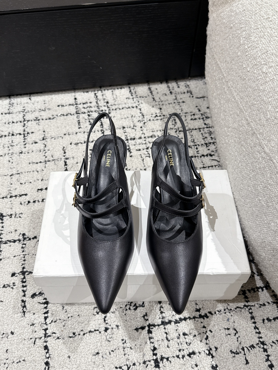 NO:440344,celine 25/ New early spring new spring and summer products pointed toe double-breasted sandals A very high-end Arc de Triomphe hardware buckle design is very brand recognition, super beautiful and versatile, and a good girl! Imported patent leather/cowhide upper, goatskin, very comfortable on the feet, outsole genuine leather soles Size35-41 (40.41 custom made without return), high heels sandals, celine, celine, sandals, high heels, cowhide, sheepskin, Leather soles19860909celine 赛琳 25/ 早春新款 春夏新品 尖头 双排扣 凉鞋 非常高级的一款凯旋门五金扣设计极具品牌辨识度,超级好看百搭,好少女! 鞋面进口漆皮/牛皮 内里山羊皮、上脚非常舒适 大底真皮大底 Size35-41(40.41定做不退换）,高跟鞋凉鞋,celine,celine,sandals,high heels,cowhide,sheepskin,Leather soles,Women's Shoes