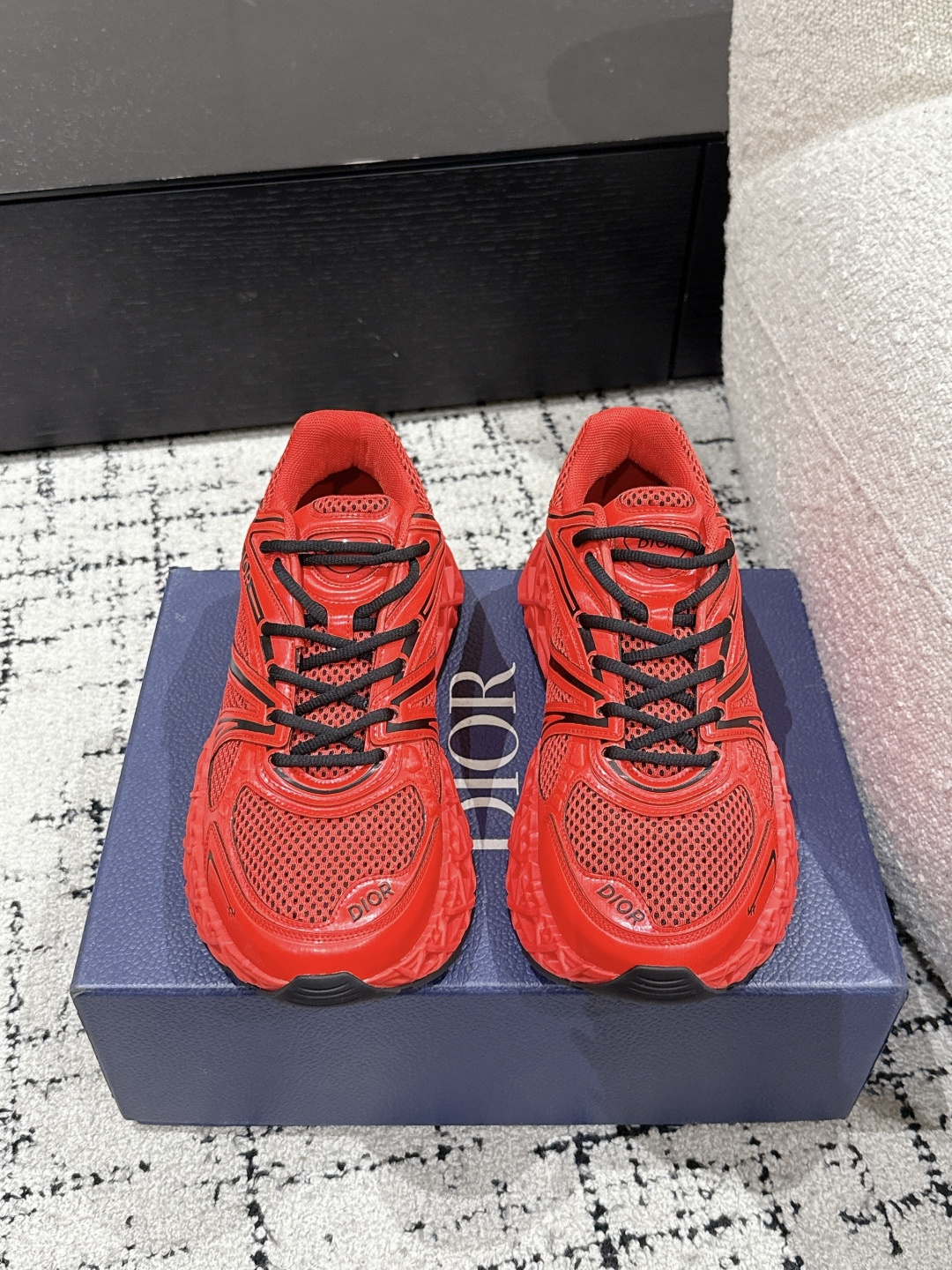 NO:440332,#Top version Men's Dior x Kaws Dior 25/ Co-branded B35 capsule series Hollow mesh sneakers Original purchase and development Made this new sneaker called B35 NXT uses 3D printing technology to make a hollow sole. The body part is a dad shoe style mesh splicing and smooth line layout that fits the current aesthetics, integrating retro millennial and modern technology sense. And from the currently exposed version, this new shoe also offers different style color schemes such as bright color system, dark color system, and retro low saturation color system, which has very good compatibility in different styles. New shoes that combine cutting-edge technology and retro aesthetics Fabric: Original custom imported mesh + technology fabric Custom imported breathable mesh Sole original mold-opening anti-slip rubber material  Sole thickness 6CM Size: #Men's 39-46 (customized by 45/46), dad shoes, dior, dior, sneakers19860909#顶级版本 男款 Dior x Kaws迪奥 25/ 联名款B35胶囊系列 镂空 网面 运动鞋 原版购入开发 做货 这款名为B35 NXT 的新款运动鞋,采用了 3D打印技术制成镂空式鞋底,鞋身部分则是十分契合当下审美的老爹鞋样式网面拼接与流畅线条布局,将复古千禧感与现代科技感浑然融为一体；且从当前已曝光的版本来看,这双新鞋款还提供了亮色系、暗色系,以及复古低饱和色系等不同风格配色方案选择,在不同风格造型中都有着十分不俗的兼容性.将前沿科技与复古审美相结合的鞋履新作 面料:原版定制进口网面+科技面料 内里定制进口透气网里 鞋底原版开模防滑橡胶材质 底厚6CM Size:#男款39-46（45/46定制）,老爹鞋,dior,dior,sneakers,Women's Shoes