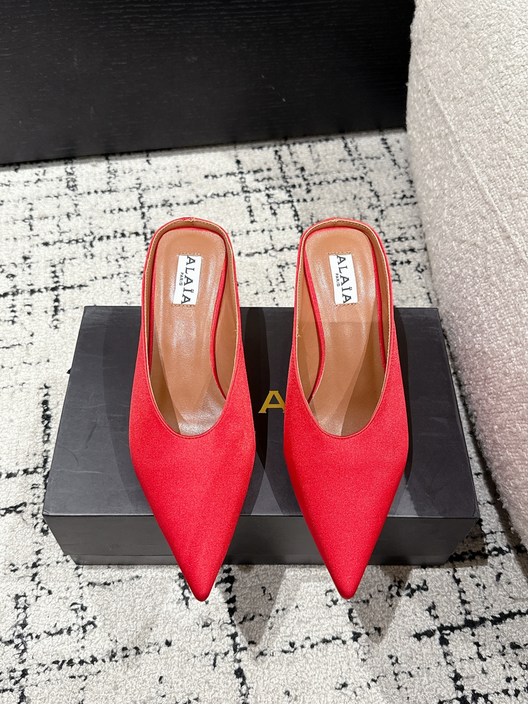 NO:248135,Alaia 25/ pointed toe cover, wedge slippers Cube satin mules, cubic heel design, delicate satin light and dark style, freeze modern shape. Fabric: original silk footbed: sheepskin outsole: original outsole heel height: 7cm Size#35-41 (40 41 custom made without return), slippers, alaia, slippers, sheepskin, real silk19860909Alaia阿莱亚 25/ 尖头套脚包头 坡跟 拖鞋 立方体缎面穆勒鞋,立方鞋跟设计,细腻缎光暗露格调,定格摩登之型. 面料: 原版真丝 垫脚: 羊皮 大底: 原版大底 跟高: 7cm Size#35-41（40 41订做不退换）,拖鞋,alaia,slippers,sheepskin,real silk,Women's Shoes