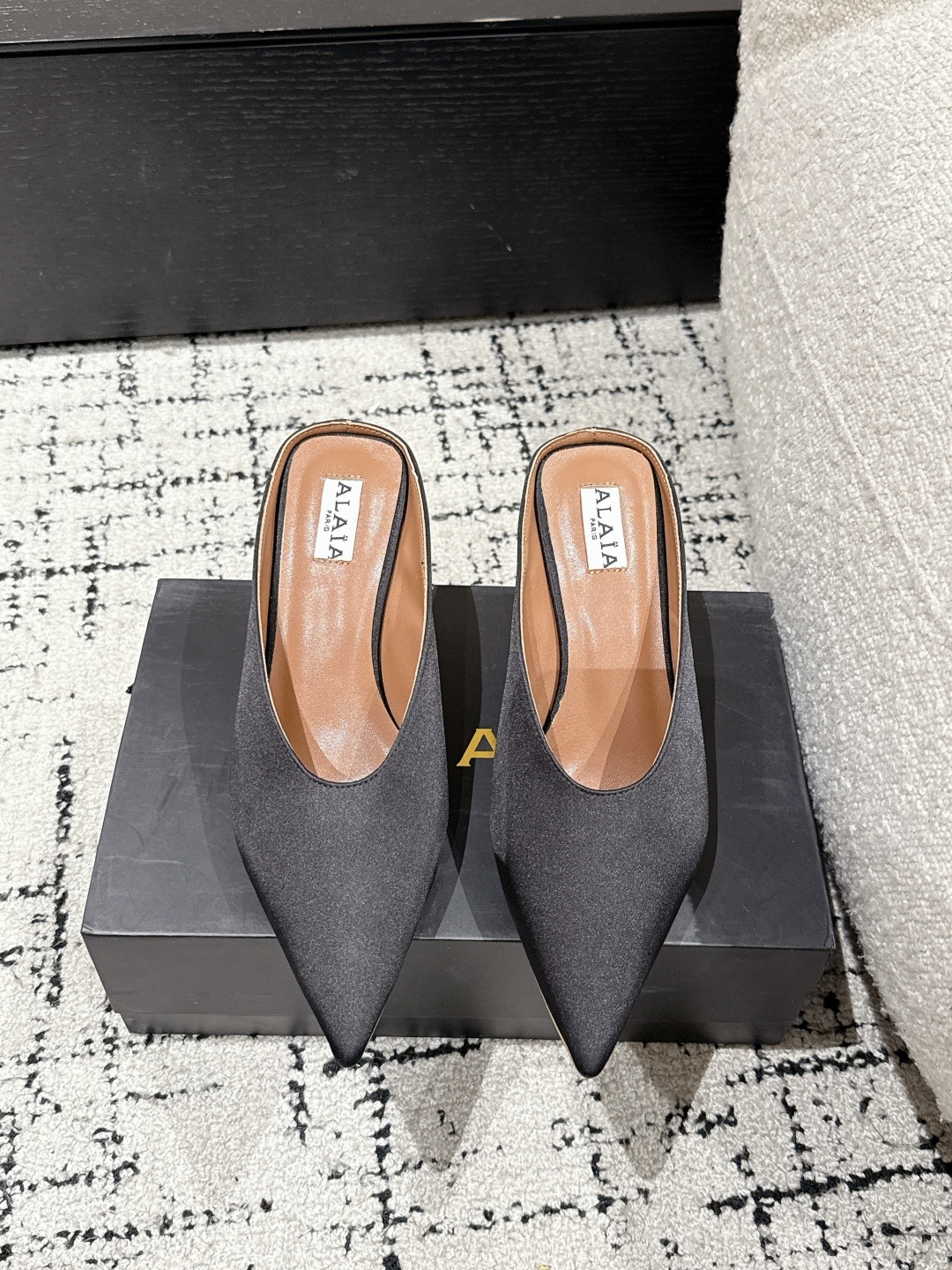 NO:240807,Alaia 25/ pointed toe cover, wedge slippers Cube satin mules, cubic heel design, delicate satin light and dark style, freeze modern shape. Fabric: original silk footbed: sheepskin outsole: original outsole heel height: 7cm Size#35-41 (40 41 custom made without return), semi-torch, alaia, slippers, sheepskin, real silk19860909Alaia阿莱亚 25/ 尖头套脚包头 坡跟 拖鞋 立方体缎面穆勒鞋,立方鞋跟设计,细腻缎光暗露格调,定格摩登之型. 面料: 原版真丝 垫脚: 羊皮 大底: 原版大底 跟高: 7cm Size#35-41（40 41订做不退换）,半拖,alaia,slippers,sheepskin,real silk,Women's Shoes
