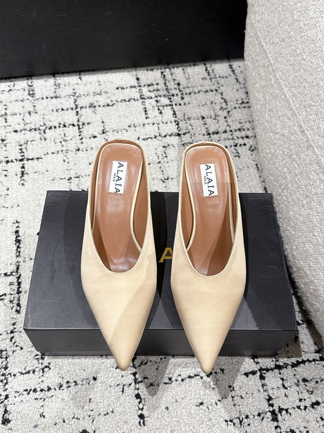 NO:440314,Alaia 25/ pointed toe cover, wedge slippers Cube satin mules, cubic heel design, delicate satin light and dark style, freeze modern shape. Fabric: original silk footbed: sheepskin outsole: original outsole heel height: 7cm Size#35-41 (40 41 custom made no return or exchange), semi-tork high heels, alaia, high heels, slippers, sheepskin, real silk19860909Alaia阿莱亚 25/ 尖头套脚包头 坡跟 拖鞋 立方体缎面穆勒鞋,立方鞋跟设计,细腻缎光暗露格调,定格摩登之型. 面料: 原版真丝 垫脚: 羊皮 大底: 原版大底 跟高: 7cm Size#35-41（40 41订做不退换）,半拖高跟鞋,alaia,high heels,slippers,sheepskin,real silk,Women's Shoes