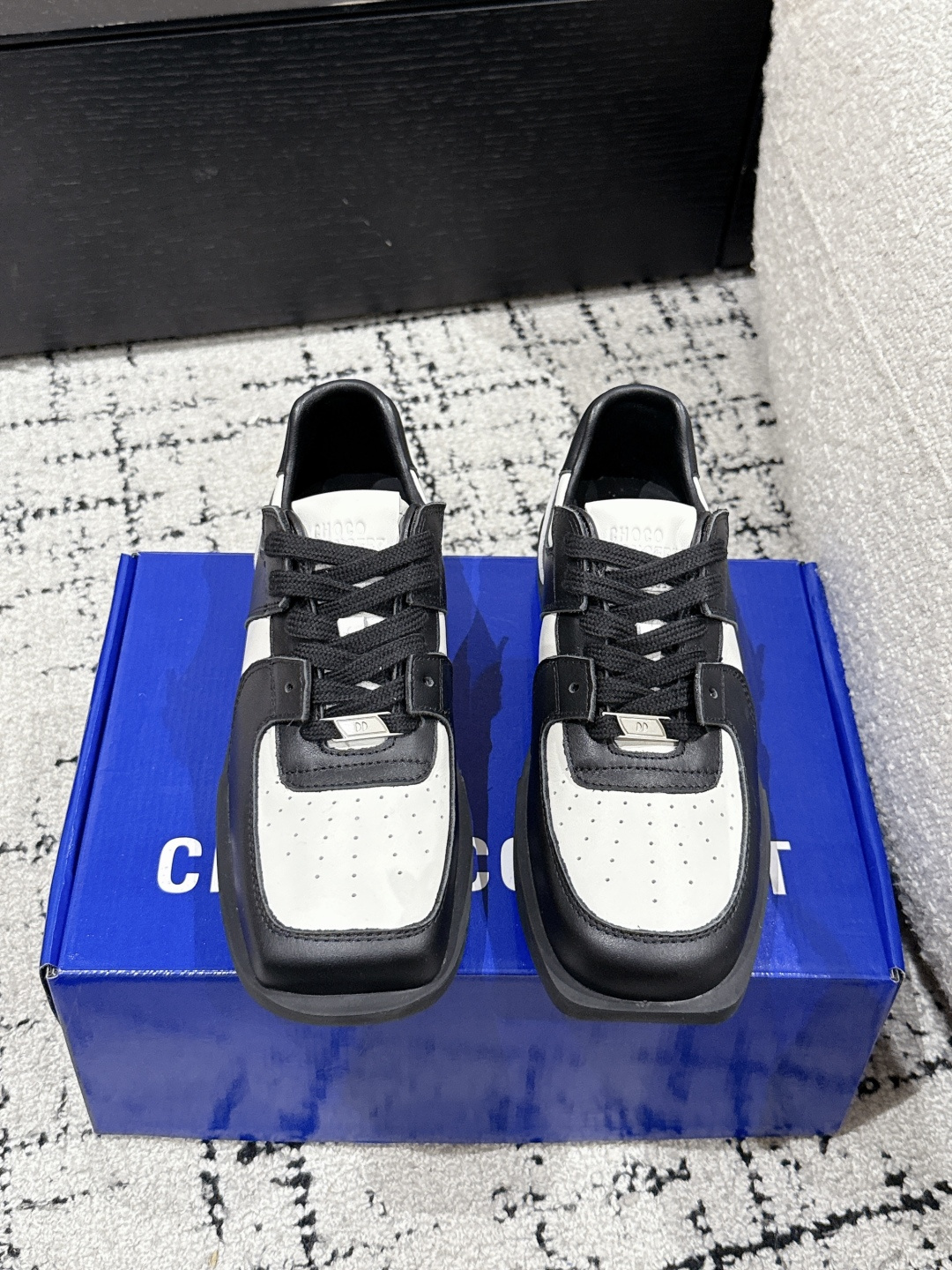 NO:440373,CHOCO CONCERT Fashion brand 25/ Spring and summer new style square shoes casual shoes sisters must-have versatile shoe slippers in summer, which is taller and super comfortable and fashionable sneakers, and it is the shoes that are so popular that the whole entertainment industry #Gillian Zhang Xiaofei round square shoes! Fashionable and versatile, taller and slimmer, really fragrant! It can be said that everyone has one! Come and get it! In addition to these classic colors used by celebrities, the whole is romantic, high-end and unique, practical and beautiful! The upper is made of original imported cowhide, original breathable cloth, sole original customized rubber outsole Size#35-40 (40 customization, no return or exchange), casual shoes/sneakers, cowhide19860909CHOCO CONCERT 潮牌 25/ 春夏新款 方圆鞋 休闲鞋 姐妹们夏天必入的百搭款鞋拖,即增高又超级舒服 又时髦的运动鞋,而且是火到整个娱乐圈的鞋子#阿娇张小斐同款圆方鞋!时尚百搭,显高又显瘦,真的太香啦!可以说是人手一款!大家快来 get起来!除了明星上脚的这些经典配色外整个浪漫高级又独特,实用与颜值全部拉满! 鞋面采用原版进口牛皮 内里原版透气布 鞋底原版定制橡胶大底 Size#35-40（40定制不退换）,休闲鞋/运动鞋,sneakers,cowhide,Women's Shoes