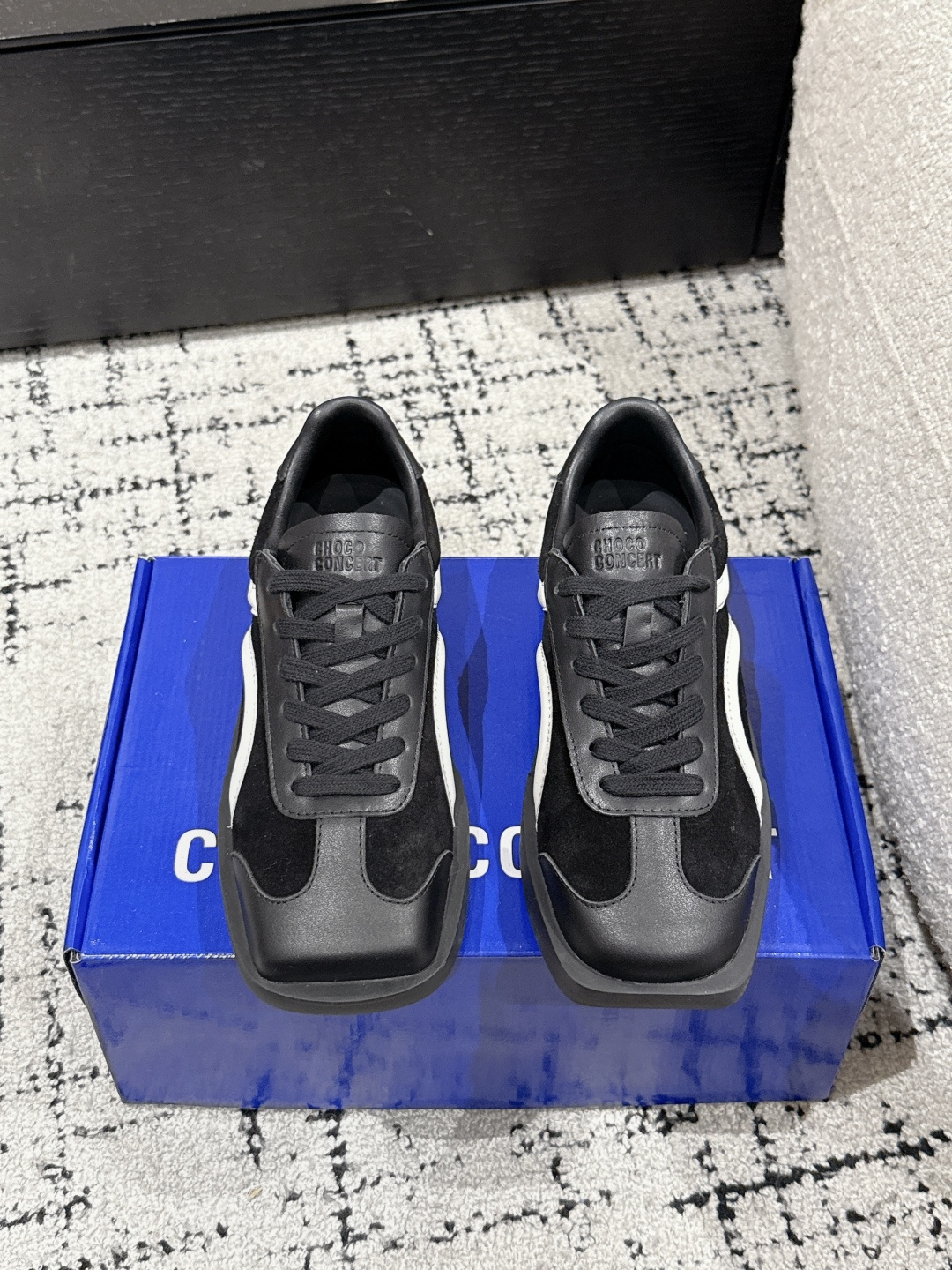 NO:440419,CHOCO CONCERT Fashion brand 25/ Spring and summer new style square shoes casual shoes sisters must-have versatile shoe slippers in summer, which is taller and super comfortable and fashionable sneakers, and it is the shoes that are so popular that the whole entertainment industry #Gillian Zhang Xiaofei round square shoes! Fashionable and versatile, taller and slimmer, really fragrant! It can be said that everyone has one! Come and get it! In addition to these classic colors used by celebrities, the whole is romantic, high-end and unique, practical and beautiful! The upper is made of original imported cowhide, original breathable cloth, sole original customized rubber outsole Size#35-40 (40 customization, no return or exchange), casual shoes/sneakers, cowhide19860909CHOCO CONCERT 潮牌 25/ 春夏新款 方圆鞋 休闲鞋 姐妹们夏天必入的百搭款鞋拖,即增高又超级舒服 又时髦的运动鞋,而且是火到整个娱乐圈的鞋子#阿娇张小斐同款圆方鞋!时尚百搭,显高又显瘦,真的太香啦!可以说是人手一款!大家快来 get起来!除了明星上脚的这些经典配色外整个浪漫高级又独特,实用与颜值全部拉满! 鞋面采用原版进口牛皮 内里原版透气布 鞋底原版定制橡胶大底 Size#35-40（40定制不退换）,休闲鞋/运动鞋,sneakers,cowhide,Women's Shoes