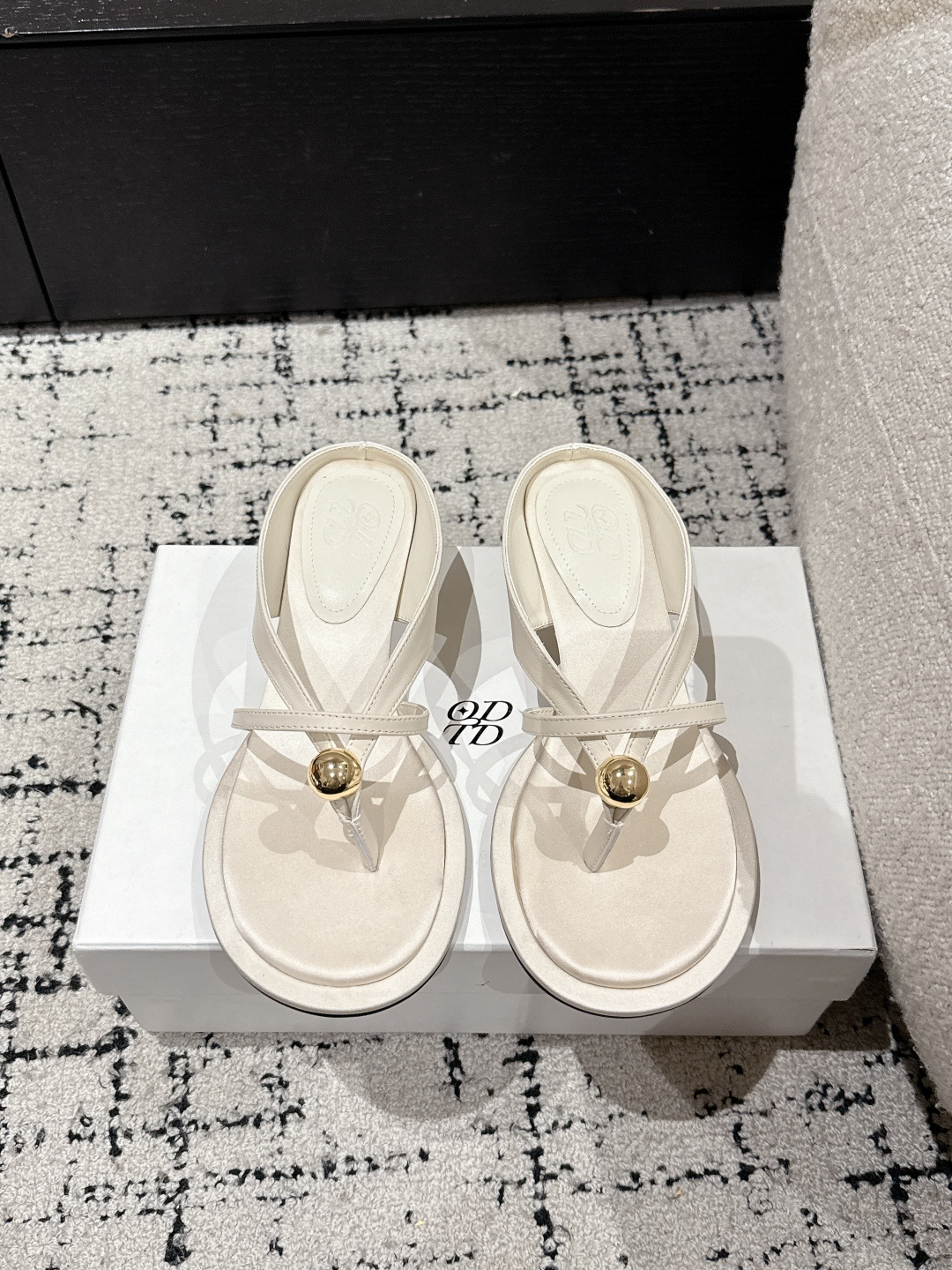 NO:440372,ODTD Fashion Brand 25/ New Spring and Summer Style Small Gold Ball Series Cat Heel Clip-toe Slippers Super Beautiful Shoes Minimalist Line Slippers Beautiful Shoes that cannot be described in words, I just regret that I read less!  The perfect collision of metal and leather exudes noble and indirect design. The clean lines outline the sexy curves on the insteps. The more you look at them, the more you look, the more you look, the whiter you look on your feet, which makes you look younger and elegant!  The upper is made of original custom imported patent leather/cowhide, inner silk/foot pad, original custom rubber outsole Size#35-41 (40.41 custom-made without return or exchange), split-toe shoes, slippers, cowhide, real silk19860909ODTD 潮牌 25/ 春夏新款 小金球 系列 猫跟 夹趾 拖鞋 超级美鞋极简线条感拖鞋 无法用言语形容的美鞋,只恨自己读书少！ 金属和皮革的完美碰撞,散发着高洁和间接的设计 干净的线条在脚背上一点勾勒出性感的曲线,越看越耐看,上脚超级显白,减龄又有气质！ 鞋面采用原版定制进口漆皮/牛皮 内里真丝/垫脚 大底原版定制橡胶大底 Size#35-41（40.41定制不退换）,分趾鞋,slippers,cowhide,real silk,Women's Shoes