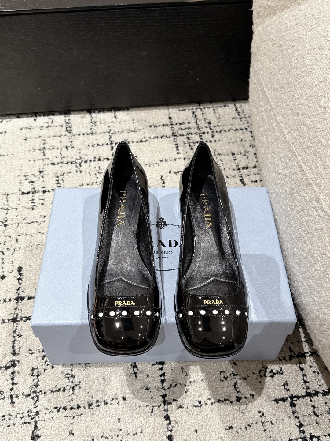 NO:440298,Prada 25/ New early spring model with one-piece punching Mary Jane single shoes A retro and dark style Mary Jane has a very retro and dark style. My appearance and comfort are all edible!  The salty and sweet doll head design exudes a full girlish feeling, retro, playful and yet elegant. The key is that it is very easy to wear. The upper is made of customized imported beef patent leather, footbed mixed-bred sheepskin, soles imported from Italy, genuine leather soles. Size#35-41 (40.41 custom-made, non-return and exchange), single shoes, Mary Jane, prada, prada, mary jane, sheepskin, Leather soles19860909Prada普拉达 25/ 早春新款 一字冲孔 玛丽珍 单鞋 蛮复古暗黑系的一款玛丽珍 颜值和舒适度这块都把我吃的死死的！ 可盐可甜的娃娃头设计 透着满满的少女感 复古俏皮又不失大气得体 关键它巨好穿哦 鞋面采用定制进口牛漆皮 垫脚混种羊皮 鞋底意大利进口真皮大底 Size#35-41（40.41定制不退换）,单鞋玛丽珍,prada,prada,mary jane,sheepskin,Leather soles,Women's Shoes