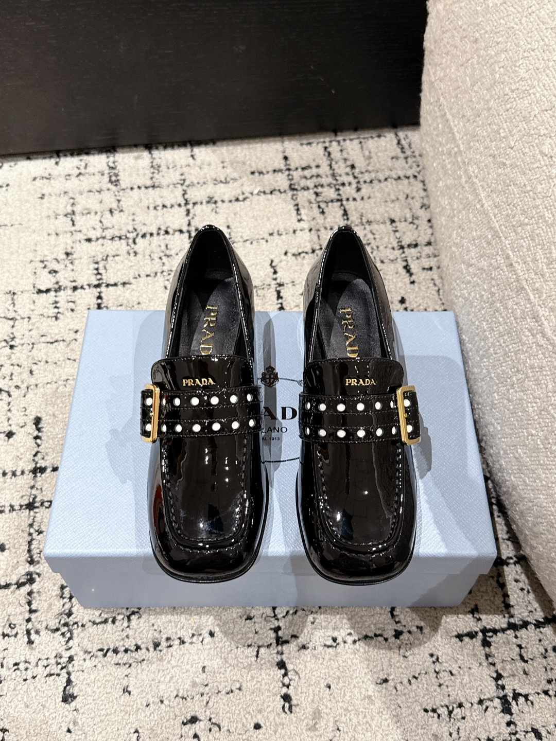 NO:440305,Prada 25/ New early spring model with punched horizontal buckles, Mary Jane, Love, single shoes, a very retro and dark style, Mary Jane, looks and comfort are all eaten tightly!  The salty and sweet doll head design exudes a full girlish feeling, retro, playful and yet elegant. The key is that it is very easy to wear. The upper is made of custom imported beef patent leather, footbed mixed-bred sheepskin, soles imported from Italy, genuine leather soles. Size#35-41 (40.41 custom-made, non-return and exchange), single shoes, Mary Jane, prada, prada, loafers, mary jane, sheepskin, Leather soles19860909Prada普拉达 25/ 早春新款 冲孔横带扣 玛丽珍 乐福 单鞋 蛮复古暗黑系的一款玛丽珍 颜值和舒适度这块都把我吃的死死的！ 可盐可甜的娃娃头设计 透着满满的少女感 复古俏皮又不失大气得体 关键它巨好穿哦 鞋面采用定制进口牛漆皮 垫脚混种羊皮 鞋底意大利进口真皮大底 Size#35-41（40.41定制不退换）,单鞋玛丽珍,prada,prada,loafers,mary jane,sheepskin,Leather soles,Women's Shoes