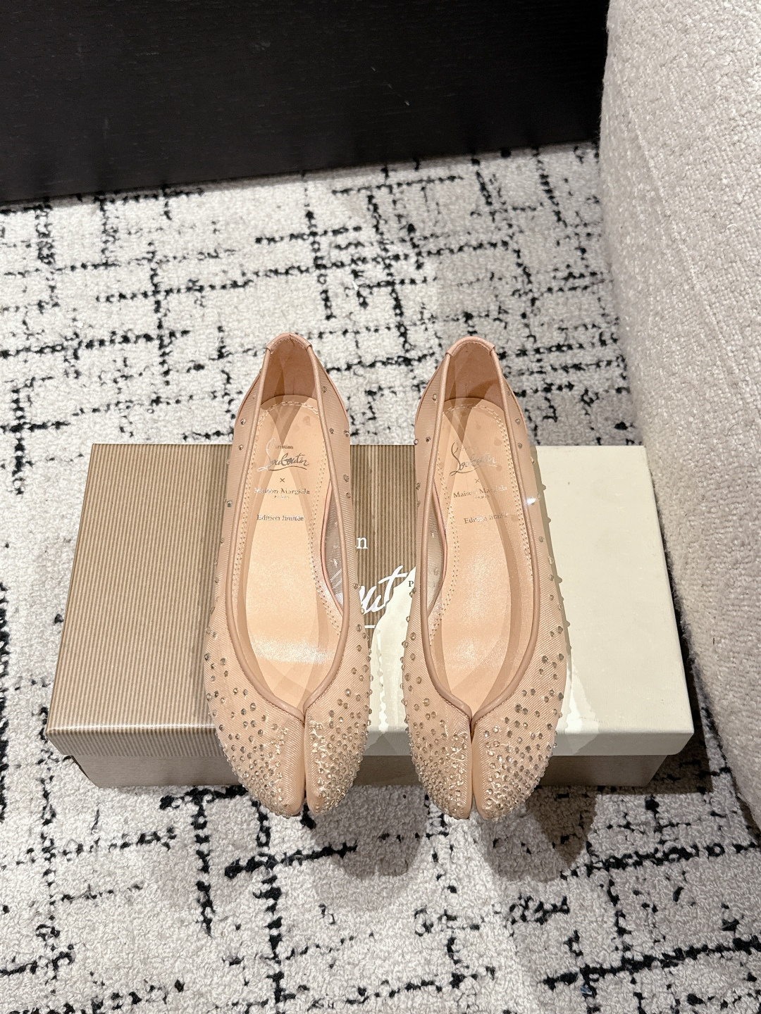 NO:387237,Christian Louboutin x Maison Margiela 25/Spring and Summer Latest Co-branded Mesh Diamond Decoration Split Toe Flat Shoes Maison Margiela and Christian Louboutin launched their first co-branded shoes, cleverly integrating the design genes of the two major brands, presenting a unique style and commonality. Majra Co-branded CL Whether in street style or high-end style, this series can satisfy all your imagination of fashion!  Custom mesh diamond-patched decoration on the upper, footbed sheepskin, original outsole, Size#35-42 (40.41.42 custom, non-return, exchange), split-toe shoes, masion margiela, sheepskin19860909Christian Louboutin x Maison Margiela 25/春夏最新 联名 网纱 钻饰 分趾 平底单鞋 Maison Margiela 与 Christian Louboutin 推出首个联名鞋,巧妙融合了两大品牌的设计基因,呈现出独特风格与共通之处.马吉拉联名CL 无论是街头风还是高定范儿,这个系列都能满足你对时尚的所有想象！ 鞋面定制网纱拼钻饰 垫脚羊皮 大底原版大底 Size#35-42（40.41.42定制不退换）,分趾鞋,masion margiela,sheepskin,Women's Shoes