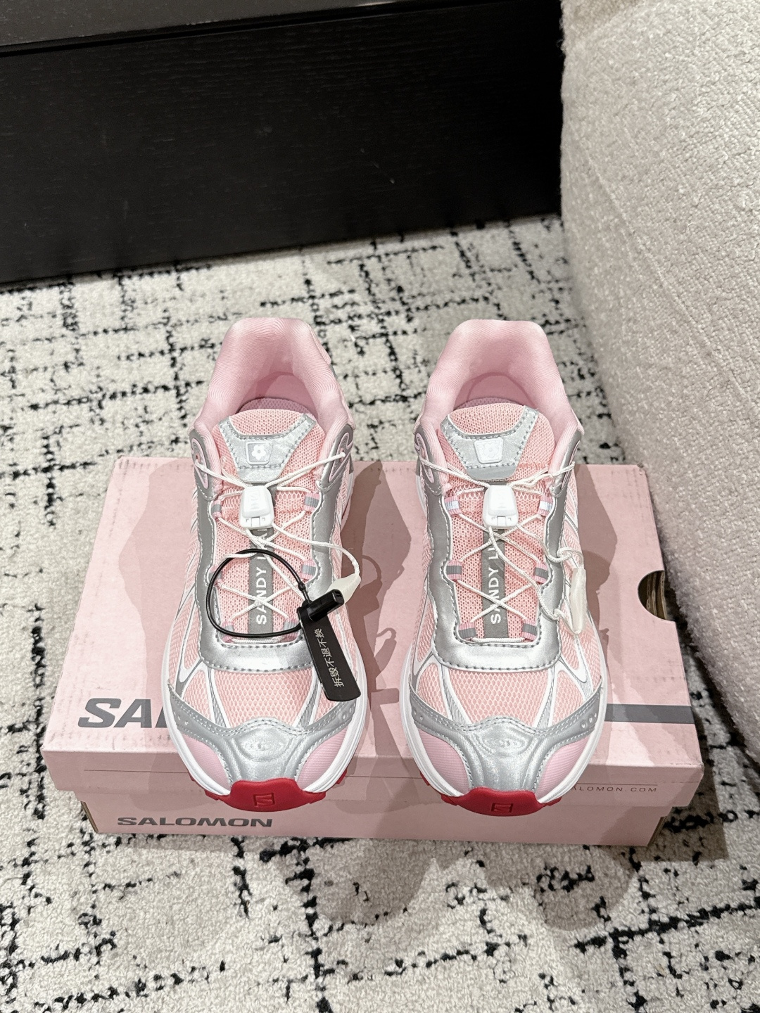 NO:259054,#Guangzhou High-version KITH x SALOMON XT-WHISPER 25/ Latest Low-top running casual sneakers Original purchase and development Making a product The new interpretation focuses on its aerodynamic appearance, the iconic white and cream color bring urban style. The other pair is made of pure black to highlight the textured details. The iconic sneakers are refined into a new urban classic to bring a quiet atmosphere to SALOMON Fabric: original imported cowhide   breathable mesh inner original imported breathable mesh Sole original open mold anti-slip rubber outsole Sole 4CM thick Sole Size: #women 35-40 (40 custom made without return) Men's model subsequently, dad shoes, sneakers, cowhide19860909#广州高版本 KITH x SALOMON萨洛蒙 XT-WHISPER 25/ 最新 低帮跑步 休闲 运动鞋 原版购入开发 做货 全新演绎的专注于其空气动力学的外观上,标志性白色与奶油色带来都市风格. 另一双则以纯粹的黑色打造,突出富质感的细节,标志性运动鞋被提炼为新的都市经典 为 SALOMON带来静谧气息 面料:原版进口牛皮 透气网面 内里原版进口透气网里 鞋底原版开模防滑橡胶大底 底厚4CM Size:#女35-40（40订做不退换）男款后续出,老爹鞋,sneakers,cowhide,Women's Shoes