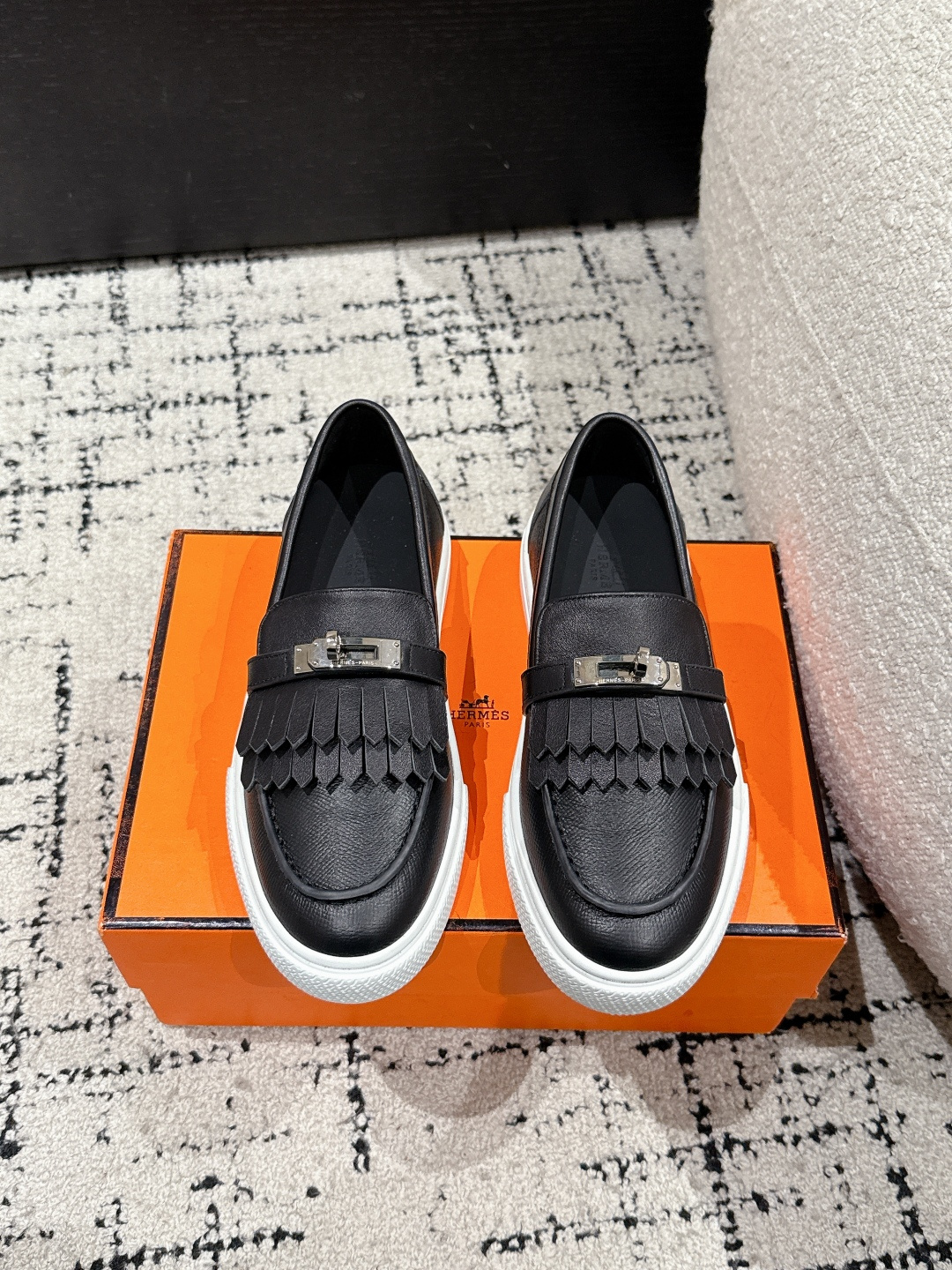 NO:248165,#Couple style Top version Hermes 25/H Home Game kelly buckle thick-soled loafers Calfskin loafer style lace-free casual sneakers, paired with functional palladium-plated Kelly shoe buckles. Fabric: Custom imported calfskin/palm cowhide/Yangjing Inner lining: Sheepskin inner lining outsole: Original open mold outsole Size#women 35-41 #men 39-45 (women 40.41 men 45.46 custom-made non-return), loafers, hermes, hermes, loafers, sneakers, cowhide, sheepskin, sheep19860909#情侣款 顶级版本 Hermes 爱马仕 25/ H家 Game kelly扣 厚底乐福鞋 小牛皮乐福鞋风格免系带休闲运动鞋,搭配功能性镀钯Kelly鞋扣. 面料: 定制进口小牛皮/掌纹牛皮/羊京 内里: 羊皮内里 大底: 原版开模大底 Size#女35-41 #男39-45（女40.41男45.46定做不退换）,乐福鞋,hermes,hermes,loafers,sneakers,cowhide,sheepskin,sheep,Women's Shoes