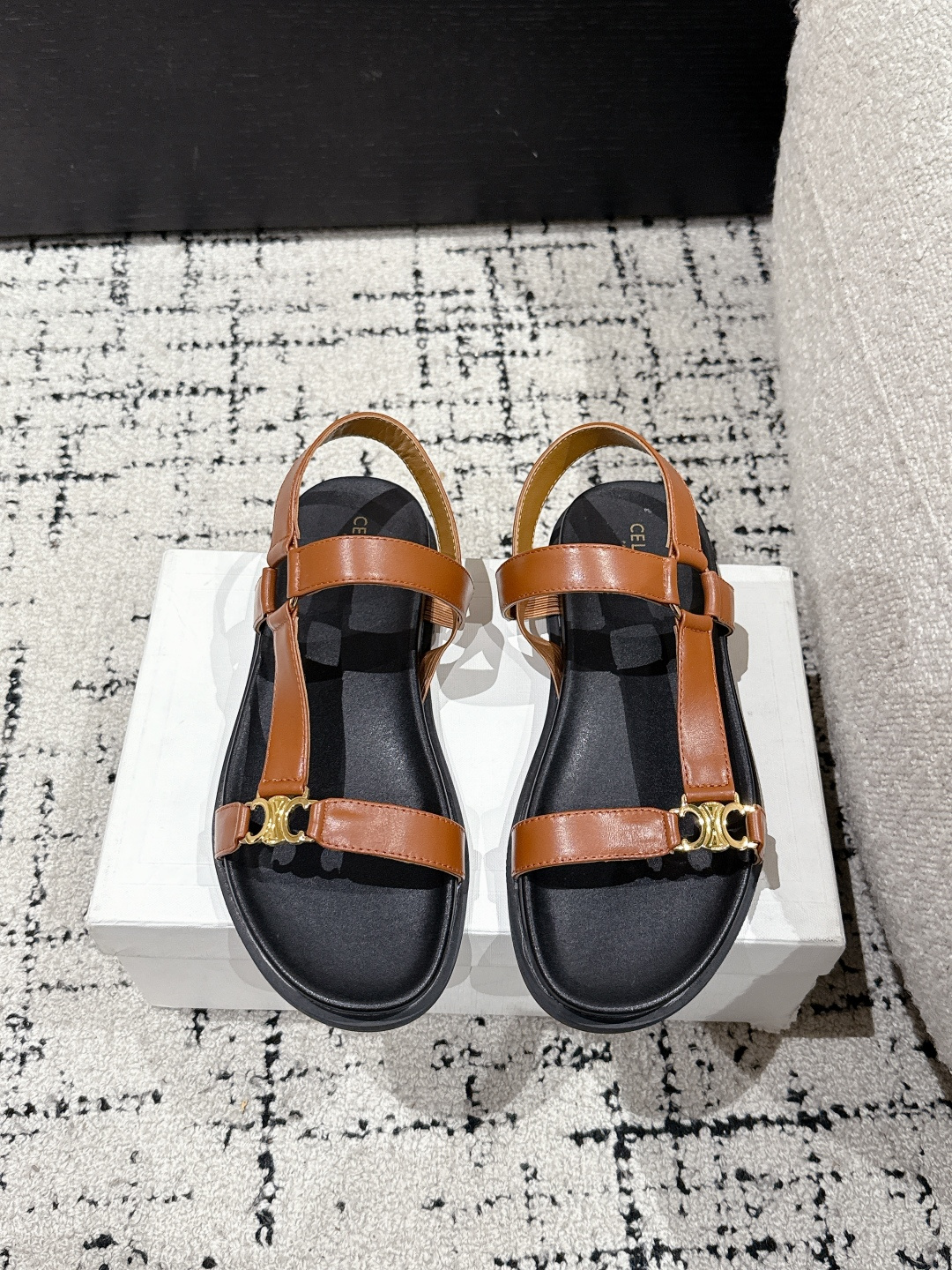 NO:440306,CELINE 25/ The latest in summer Maud Triomphe sandals simple, atmospheric and fashionable, unsightly and timeless. It is the classic of the fashion circle that never fades away. The retro British style allows you to wear a different temperament. Original cowhide fabric, inner cowhide inner cowhide, outsole: original molded sole Size#35-41 (40.41 custom made without return or exchange), sandals, celine, celine, sandals, cowhide19860909CELINE赛琳 25/ 夏季最新 Maud Triomphe 一字带凉鞋 简约大气时髦 耐看不过时 是时尚圈永不退潮的经典所在,复古的英伦风格,让你穿出不一样的气质 面料原版牛皮 内里牛皮内里 大底: 原版开模大底 Size#35-41（40.41订做不退换）,凉鞋,celine,celine,sandals,cowhide,Women's Shoes