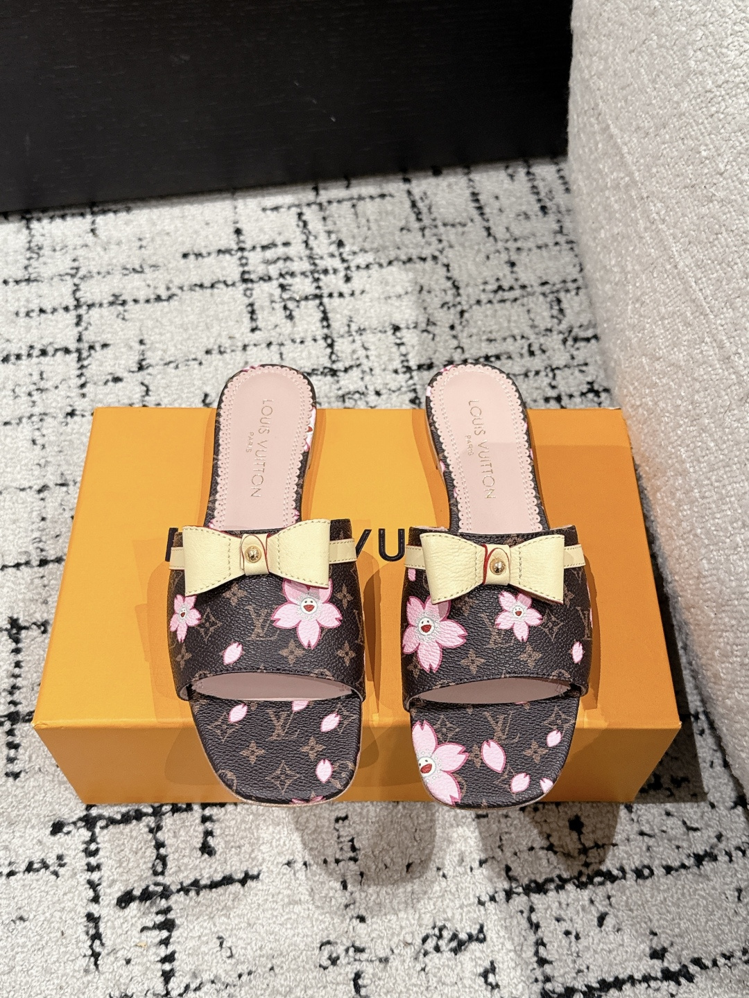 NO:256656,Takashi Murakami x LOUIS VUITTON 25/6AM Square-headed open-toe flip-flops It is hard not to doubt whether it was borrowed from the Tang Sancai of the Tang Dynasty as the basis and innovated into the classic LV logo, using colors and large-area base colors of the upper as a comparison, creating the white three-color or black three-color element style of the upper, creating another classic style!  Super beautiful!  Unspeakable fashion!  Daily versatility is no problem, and it has the significance of changes and development of the times!  Kittens are super easy to wear, and the summer atmosphere is full of!  Original custom fabric, Neli Niuli, Outsole, Imported Italian leather outsole Size#35-41 (40.41 custom made without return or exchange), slippers, louis vuitton, louis vuitton, slippers, Leather soles19860909村上隆/Takashi Murakami x LOUIS VUITTON 25/6AM 方头露趾一字拖 很难不怀疑是不是借鉴了唐朝的唐三彩作为基础,创新成lv经典标志logo,采用彩色以及鞋面的大面积底色作为对比,创造出鞋面的白三彩或者是黑三彩元素风格,成就了又一个经典款！上脚超级美腻！说不出来的时尚！日常百搭不在话下,而且很有时代的变迁发展的意义！小猫跟超级好穿,上脚满满的夏日氛围！ 材质原版定制面料 内里牛里 大底意大利进口真皮大底 Size#35-41（40.41定制不退换),拖鞋,louis vuitton,louis vuitton,slippers,Leather soles,Women's Shoes