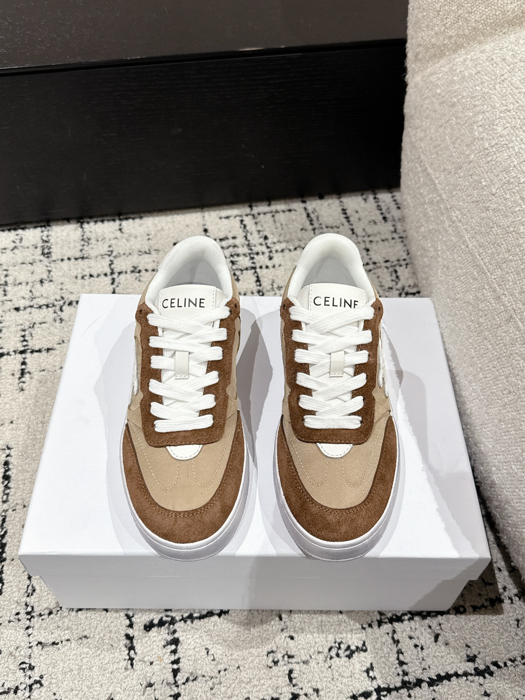 NO:382239,#Top version CELINE 25/Latest Block series Lace-up Casual Sports Shoes TRIOMPHE Leather Patch, instantly injects fresh and soft charm into this BLOCK sneaker, and loves it. When paired, it is so easy to control. Whether it is flared jeans, skirts or dresses, it can be easily controlled, adding unique charm to your look and becoming a fashion expert in seconds. Imported cowhide upper, original breathable net, outsole, original rubber sole, Size#35-40 (for women 40 custom-made, non-return and exchange), casual shoes/sports, celine, celine, sneakers, skirts, jeans, cowhide19860909#顶级版本 CELINE赛琳 25/最新 Block系列 系带 休闲 运动鞋 TRIOMPHE 皮革贴饰,瞬间给这款 BLOCK 运动鞋注入了清新柔美的魅力,爱了爱了.搭配起来那叫一个随心所欲,无论是喇叭牛仔裤、半身裙还是连衣裙,它都能轻松驾驭,为你的造型增添别致魅力,让你秒变时尚达人 鞋面进口牛皮  内里原版透气网里 大底原版橡胶大底 Size#35-40（女40定做不退换）,休闲鞋/运动鞋,celine,celine,sneakers,skirts,jeans,cowhide,Women's Shoes