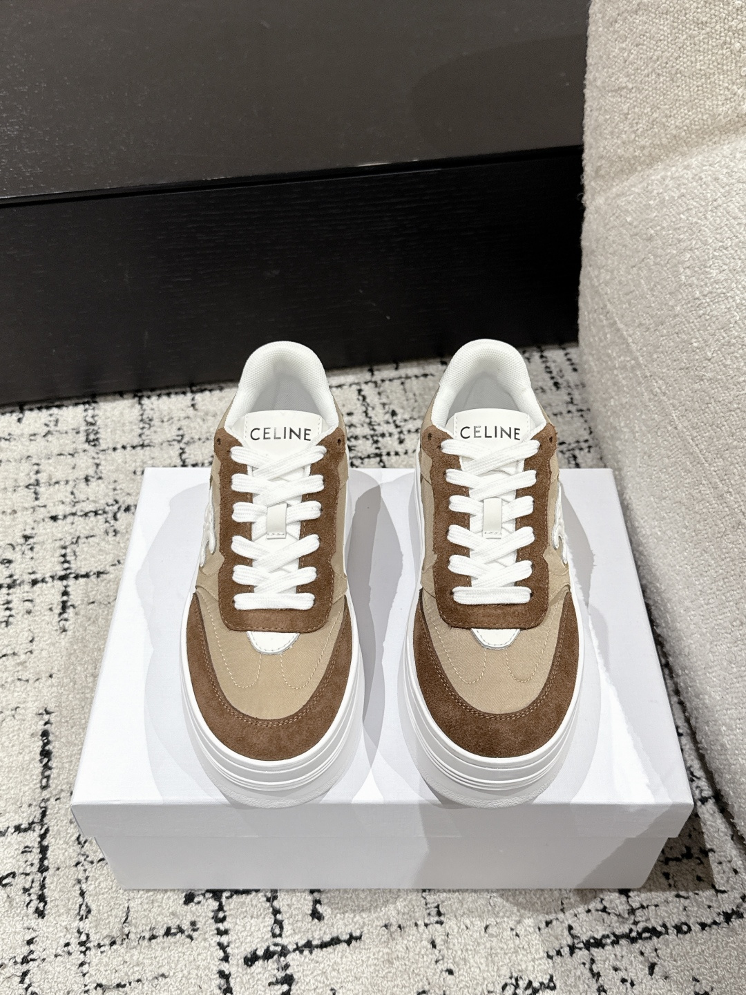 NO:382243,#Thick-soled women's top version CELINE 25/Latest Block series Lace-up casual sports shoes TRIOMPHE leather patches instantly inject fresh and soft charm into this BLOCK sneakers, and love them. When paired, it is so easy to control. Whether it is flared jeans, skirts or dresses, it can be easily controlled, adding unique charm to your look and making you become a fashion expert in seconds. Imported cowhide upper, original breathable net, outsole, original rubber sole, Size#35-40 (for women 40 custom-made, non-return and exchange), casual shoes/sports, celine, celine, sneakers, skirts, jeans, cowhide19860909#厚底女款 顶级版本 CELINE赛琳 25/最新 Block系列 系带 休闲 运动鞋 TRIOMPHE 皮革贴饰,瞬间给这款 BLOCK 运动鞋注入了清新柔美的魅力,爱了爱了.搭配起来那叫一个随心所欲,无论是喇叭牛仔裤、半身裙还是连衣裙,它都能轻松驾驭,为你的造型增添别致魅力,让你秒变时尚达人 鞋面进口牛皮  内里原版透气网里 大底原版橡胶大底 Size#35-40（女40定做不退换）,休闲鞋/运动鞋,celine,celine,sneakers,skirts,jeans,cowhide,Women's Shoes