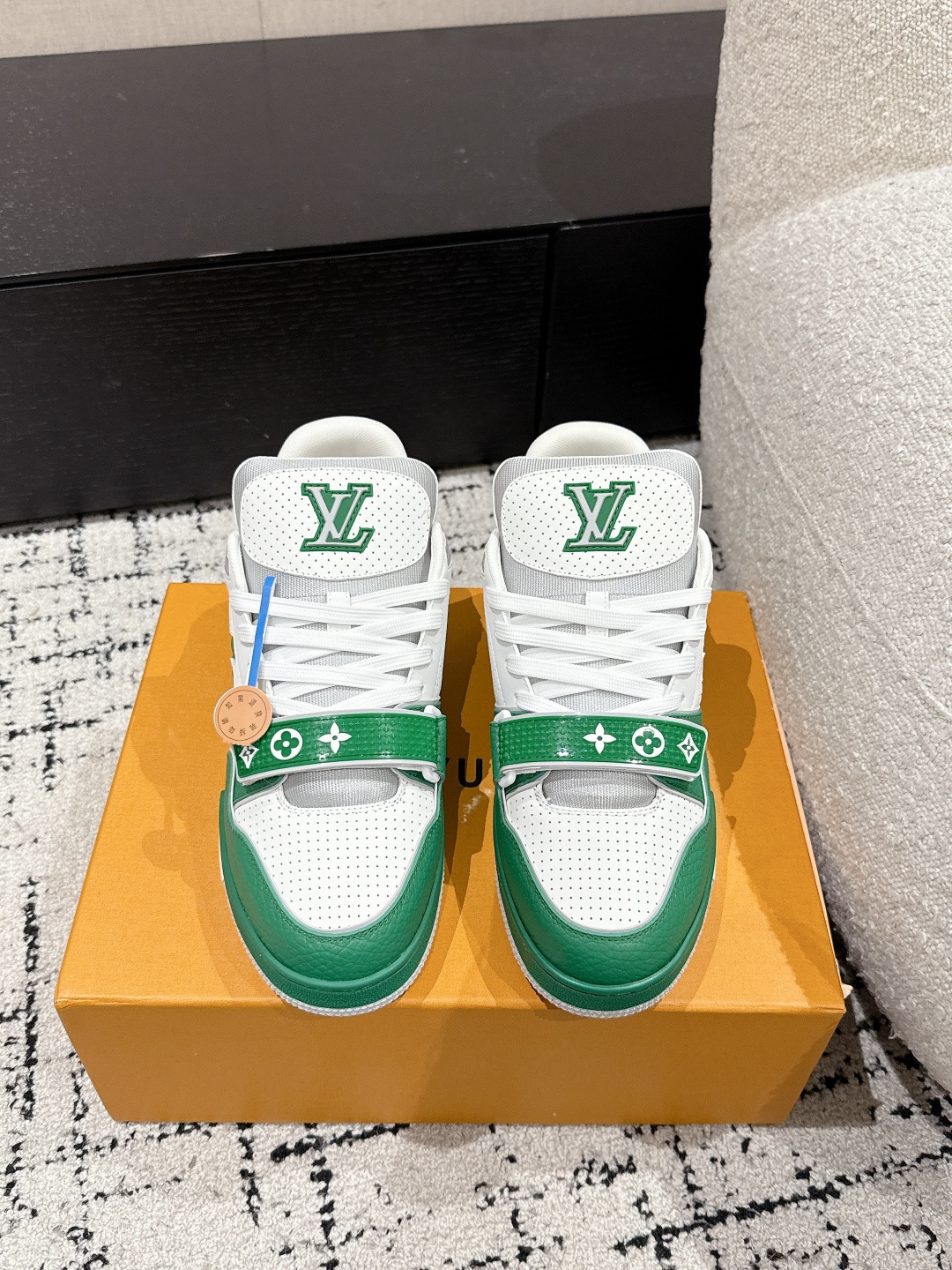 NO:440262,#Top version Men's LV Louis Vuitton L Home Trainer 25/ New casual sneakers Skateboard shoes LV Trainer sneakers are inspired by retro basketball shoes, representing Virgil Abloh's iconic design concept, showing the contemporary interpretation of retro basketball sneakers. Grained cowhide leather The latter echoes the seasonal ready-to-wear series design. Monogram floral embellishment rubber outsole, LV letters mark the tongue. Fabric: Original custom top layer cowhide Inner: Original custom breathable net Outsole: Two-color TPU combination sole Thickness: 3CM Size: #Men's 39-45, casual shoes/sports shoes, louis vuitton, louis vuitton, louis  vuitton,sneakers,cowhide19860909#顶级版本 男款 LV 路易威登L家 Trainer 25/ 新款 休闲 运动鞋 滑板鞋 LV Trainer 运动鞋的灵感源自复古篮球鞋,代表 Virgil Abloh 的标志性设计理念 展现复古篮球运动鞋的当代演绎.粒面牛皮革 后者与当季成衣系列设计遥相呼应.Monogram 花卉点缀橡胶外底,LV 字母标注鞋舌. 面料: 原版定制头层牛皮 内里: 原版定制透气网里 大底: 双色TPU组合大底 底厚: 3CM Size: #男39-45,休闲鞋/运动鞋,louis vuitton,louis vuitton,louis vuitton,sneakers,cowhide,Women's Shoes