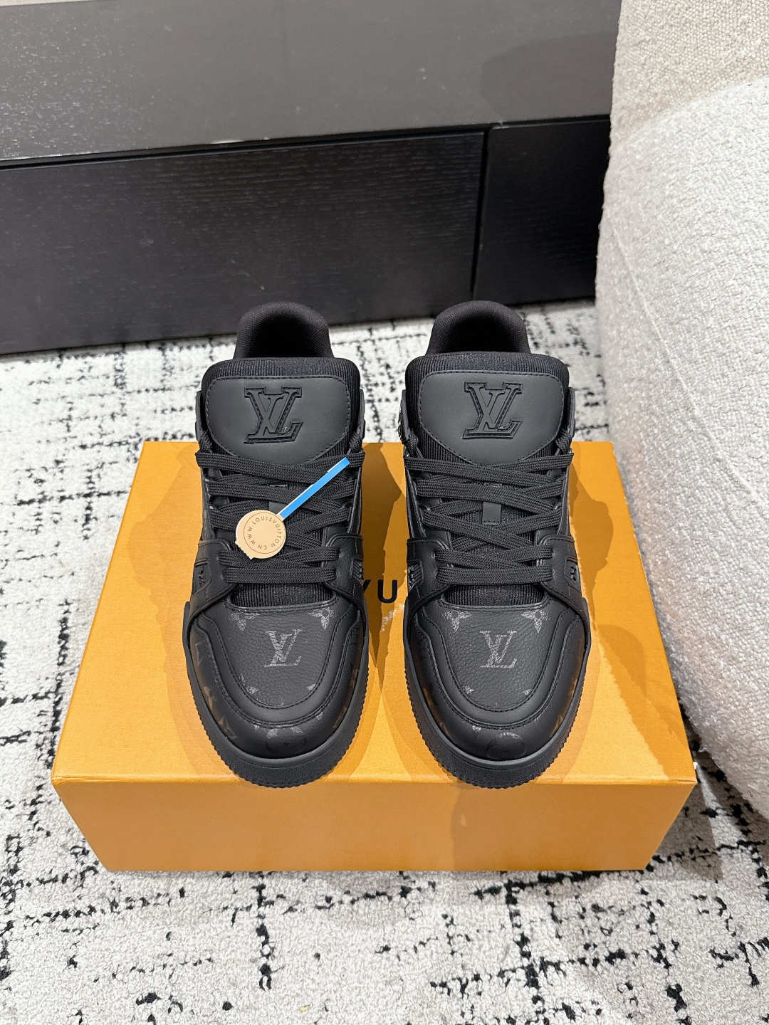 NO:440278,#Top version Men's LV Louis Vuitton L Home Trainer 25/ New casual sneakers Skateboard shoes LV Trainer sneakers are inspired by retro basketball shoes, representing Virgil Abloh's iconic design concept, showing the contemporary interpretation of retro basketball sneakers. Grained cowhide leather The latter echoes the design of the seasonal ready-to-wear series. Monogram floral embellishment rubber outsole, LV letters mark the tongue. Fabric: Original custom top layer cowhide Inner: Original custom breathable net Outsole: Two-color TPU combination sole Thickness: 3CM Size: #Men's 39-45, casual shoes/sports shoes, louis vuitton, louis vuitton, louis  vuitton,sneakers,cowhide19860909#顶级版本 男款 LV 路易威登L家 Trainer 25/ 新款 休闲 运动鞋 滑板鞋 LV Trainer 运动鞋的灵感源自复古篮球鞋,代表 Virgil Abloh 的标志性设计理念 展现复古篮球运动鞋的当代演绎.粒面牛皮革 后者与当季成衣系列设计遥相呼应.Monogram 花卉点缀橡胶外底,LV 字母标注鞋舌. 面料: 原版定制头层牛皮 内里: 原版定制透气网里 大底: 双色TPU组合大底 底厚: 3CM Size: #男39-45,休闲鞋/运动鞋,louis vuitton,louis vuitton,louis vuitton,sneakers,cowhide,Women's Shoes