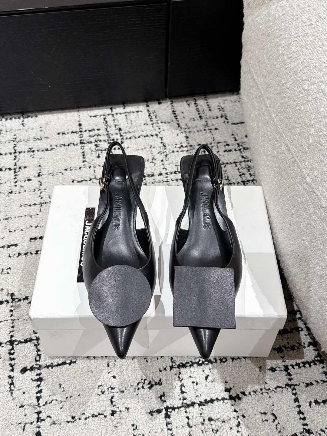 NO:440288,Jacquemus 25/ The latest in spring and summer Les pointed toe mandarin duck buckle high heels Geometric graphic design Round buckle Square buckle novel and fashionable, sexy and elegant, showing the lines of the feet, with a skinny and beautiful visual effect, a very versatile fashion item!  Minimalist and elegant, super good-looking, just right square head, small square heel, and easy to walk!  It can attack and defend, and it can be both fashionable and comfortable, which is perfect!  !  Upper: It is made of imported embossed cowhide/denim Inner: Sheepskin Outsole: Italian leather outsole Heel height 4cm Size#35-41 (40.41 custom made without return), high heels sandals, sandals, high heels, cowhide, sheepskin, Leather soles19860909Jacquemus 25/ 春夏最新 Les 尖头 鸳鸯扣 高跟鞋 几何图形设计 圆扣 方扣 新颖时尚大方,性感不失优雅,很显脚部线条,附有骨感美的视觉效果,非常百搭的时尚单品！极简优雅·超级好看,恰到好处的方头,小方跟,又稳好走！可攻可守·时髦舒适皆能兼得,实属完美！！ 鞋面: 采用进口压纹牛皮/牛仔布 内里: 羊皮 大底: 意大利真皮大底 跟高4cm Size#35-41（40.41定做不退换）,高跟鞋凉鞋,sandals,high heels,cowhide,sheepskin,Leather soles,Women's Shoes