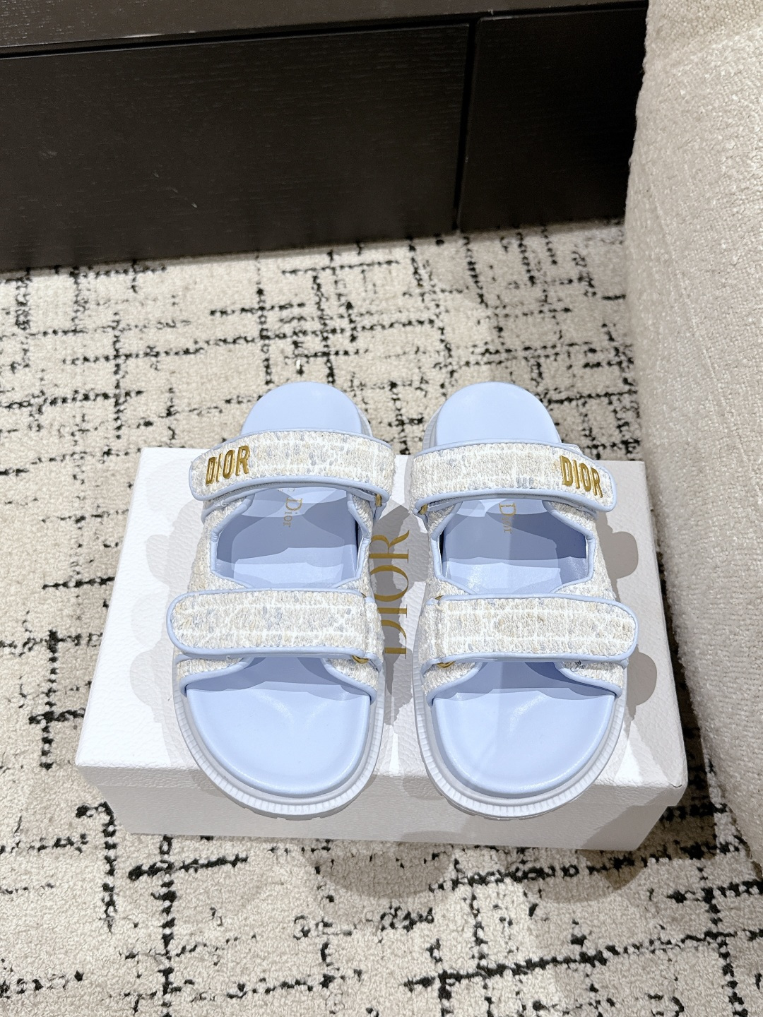 NO:418589,Top version DIOR 25/ DiorAct Flat-soled open-toe strap sandals Beach shoes It is less likely to hit the surface than Xiaoxiang. This Velcro sandal can let you put down these concerns!  It is not only beautiful, but also comfortable to wear, low-key and fashionable, full of beach style, simple exercise is also free of problems, and the foot cover is very good. Comfortable, light, cool and fashionable, satisfying all your summer imagination of sandals... Upper original mold embroidery fabric Inner: Sheepskin Outsole: Original abrasive outsole Thick sole 2.5cm Size#women 35-41, slippers sandals, dior, dior, sandals, slippers, sheepskin19860909顶级版本 DIOR迪奥 25/ DiorAct 平底露趾 一字带凉鞋 沙滩鞋 比起小香,它更不容易撞款,这款魔术贴凉鞋,就可以让你放下这些顾虑！它不但好看,穿起来还贼舒适,低调又不失时尚感,满满的沙滩风,简单的运动也是没有问题的,包脚性非常的好.舒适、轻便、凉爽、时尚,满足你夏日对凉鞋的所有想象… 鞋面原版开模刺绣布料 内里: 羊皮 大底: 原版磨具大底 厚底2.5cm Size#女35-41,拖鞋凉鞋,dior,dior,sandals,slippers,sheepskin,Women's Shoes