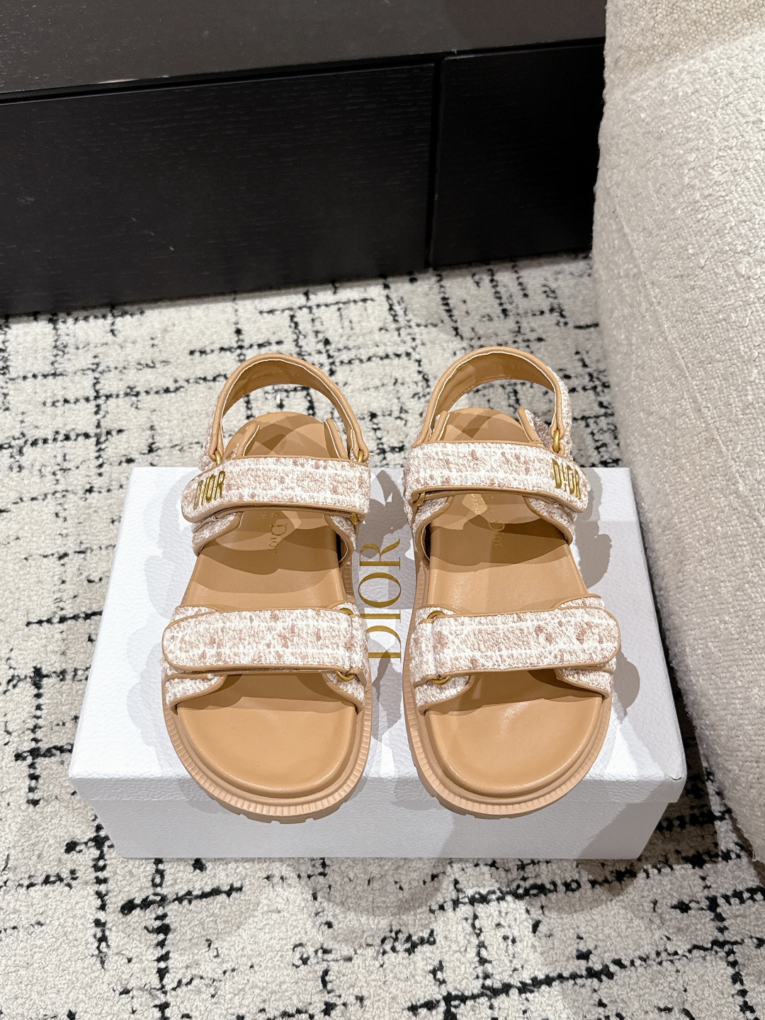 NO:418605,Top version DIOR 25/ DiorAct Flat-soled open-toe strap sandals Beach shoes It is less likely to hit the surface than Xiaoxiang. This Velcro sandal can let you put down these concerns!  It is not only beautiful, but also comfortable to wear, low-key and fashionable, full of beach style, simple exercise is also free of problems, and the foot cover is very good. Comfortable, light, cool and fashionable, satisfying all your summer imagination of sandals... Upper original mold embroidery fabric Inner: Sheepskin Outsole: Original abrasive outsole Thick sole 2.5cm Size#women 35-42, slippers sandals, dior, dior, sandals, slippers, sheepskin19860909顶级版本 DIOR迪奥 25/ DiorAct 平底露趾 一字带凉鞋 沙滩鞋 比起小香,它更不容易撞款,这款魔术贴凉鞋,就可以让你放下这些顾虑！它不但好看,穿起来还贼舒适,低调又不失时尚感,满满的沙滩风,简单的运动也是没有问题的,包脚性非常的好.舒适、轻便、凉爽、时尚,满足你夏日对凉鞋的所有想象… 鞋面原版开模刺绣布料 内里: 羊皮 大底: 原版磨具大底 厚底2.5cm Size#女35-42,拖鞋凉鞋,dior,dior,sandals,slippers,sheepskin,Women's Shoes