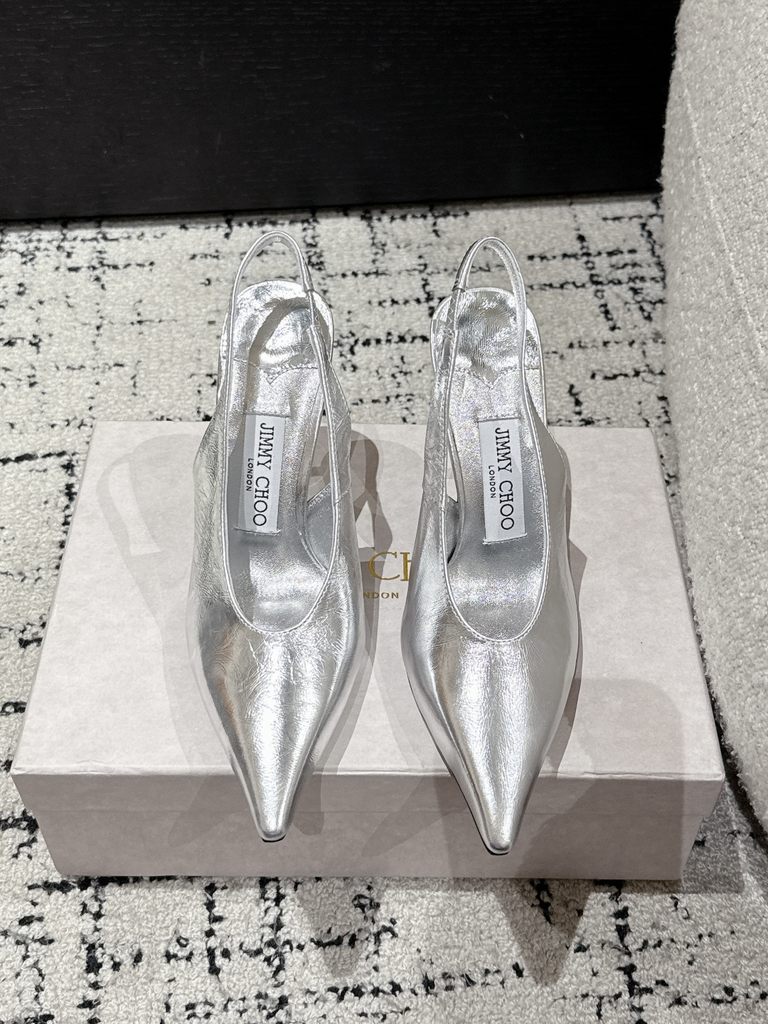 NO:440303,JimmyChoo Jimmy Week 25/ Early Spring New Products Pointed Toe, Backdrop Heels, High Heels, Song Qian's Same Style, Encounter Luxury Not only a pair of shoes, but also a work of art. It carries exquisite craftsmanship and fashion aesthetics, and is an indispensable treasure in every woman's shoe cabinet that pursues quality and style. Wear it, start your own fashion legendary journey, and let every step out of the bright stars!  Fabric: Imported cowhide Inner: Soft sheepskin Outsole: Italian leather outsole Heel height: About 9.5 Size: #35-42 (40.41.42 Custom made without return), high heels sandals, jimmy choo, jimmy choo, sandals, high heels, cowhide, sheepskin, Leather soles19860909JimmyChoo吉米周 25/ 早春新品 尖头 后空 水滴跟 高跟鞋 宋茜同款 邂逅奢华 不仅仅是一双鞋子,更是一件艺术品,它承载着精湛工艺与时尚美学,是每位追求品质与风格的女性鞋柜中不可或缺的珍藏.穿上它,开启属于你的时尚传奇之旅,让每一步都踏出璀璨星光！ 面料: 进口牛皮 内里: 柔软羊皮 大底: 意大利真皮大底 跟高: 约9.5 Size: #35-42(40.41.42定做不退换）,高跟鞋凉鞋,jimmy choo,jimmy choo,sandals,high heels,cowhide,sheepskin,Leather soles,Women's Shoes