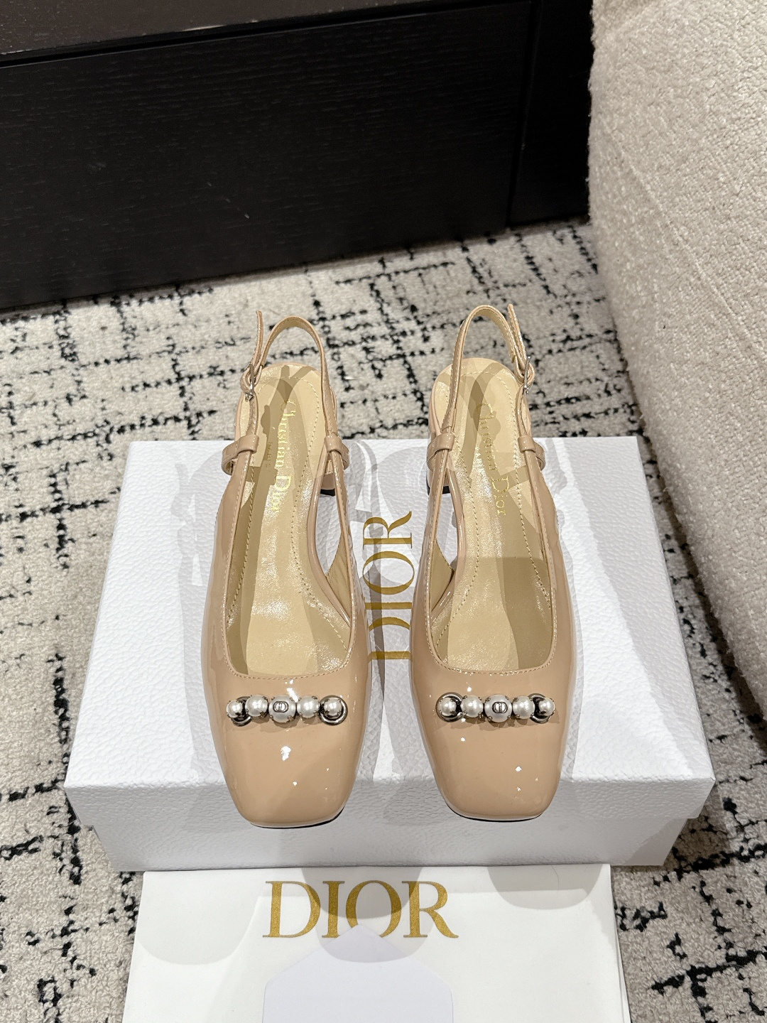 NO:262887,Dior 25/The counter mainly features a new Dior Paris pearl buckle thick heel empty sandals, and is available in the new BS purchasing level!  Full of high-end feeling!  This is a popular model for bloggers at home and abroad. It is retro and fashionable and beautiful!  Official website main model★ Original custom cow patent leather/calf leather inner lining: imported sheepskin lining, original Italian leather outsole, heel height 6cm, size 35/41 (40.41 custom made without return or replacement), sandals, dior, sandals, cowhide, sheepskin, Leather soles19860909Dior 25/专柜主打新款Dior Paris 珍珠扣粗跟后空凉鞋硬货上新 BS代购级别！高级感十足！国内外博主刷爆的一款,复古又时髦 上脚美炸了！官网主推款★ 鞋面原版定制牛漆皮/小牛皮 内里: 进口羊皮里 大底原版意大利真皮大底 跟高6cm 码数35/41（40.41定做不退不换）,凉鞋,dior,sandals,cowhide,sheepskin,Leather soles,Women's Shoes