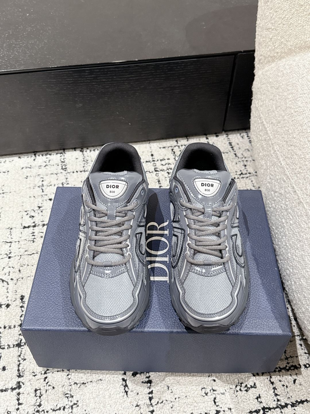 NO:260614,#官网官网 Top version Dior 25/ Latest color matching B30 series Reflective CD Casual Dad Sports Shoes Original purchase and development Making goods Brand new B30 sports shoes Following the trend of the retro market The Dior logo on the tongue of Dad Shoes style shoes is also indicated that this pair of shoes is the B30 model!  B30 uses delicate textured leather and mesh fabric materials to splice the shoe body, and there are conspicuous letter CDs on both sides of the shoe body to indicate identity, and the shoe body outlines the details, making the shoe look less monotonous and retro, exquisite packaging for the delivery counter. Original custom technology fabric   mesh, customized inner lining, original mold opening IP foam   TPU sole, thick 3.5CM Size: #women 35-40 men 39-47 (46.47 custom-made non-return and exchange), dad shoes, dior, dior, sneakers19860909#莞产 顶级版本 Dior 迪奥 25/ 最新配色B30系列 反光 CD 休闲 老爹 运动鞋 原版购入开发 做货 全新B30运动鞋 顺应复古市场的趋势的 Dad Shoes风格鞋款鞋舌上的Dior标志 也注明了这双鞋是B30的型号！B30运用了质感细腻的皮革和网眼布面材质拼接成鞋身,鞋身两侧有显眼的字母CD 表明身份,鞋身多处线条勾勒细节 让鞋子看起来不那么单调、复古味十足,配送专柜精美包装 面料原版定制科技面料 网面 内里定制透气内里 大底原版开模IP发泡 TPU大底 底厚3.5CM Size: #女35-40男39-47（46.47定做不退换）,老爹鞋,dior,dior,sneakers,Women's Shoes