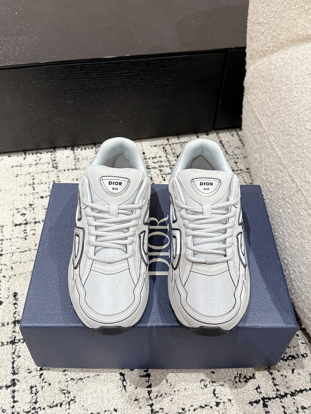 NO:263951,#官网官网 Top version Dior 25/ Latest color matching B30 series Reflective CD Casual Dad Sports Shoes Original purchase and development Making goods Brand new B30 sports shoes Following the trend of the retro market The Dior logo on the tongue of Dad Shoes style shoes is also indicated that this pair of shoes is the B30 model!  B30 uses delicate textured leather and mesh fabric materials to splice the shoe body, and there are conspicuous letter CDs on both sides of the shoe body to indicate identity, and the shoe body outlines the details, making the shoe look less monotonous and retro, exquisite packaging for the delivery counter. Original custom technology fabric   mesh, customized inner lining, original mold opening IP foam   TPU sole, thick 3.5CM Size: #women 35-40 men 39-47 (46.47 custom-made non-return and exchange), dad shoes, dior, dior, sneakers19860909#莞产 顶级版本 Dior 迪奥 25/ 最新配色B30系列 反光 CD 休闲 老爹 运动鞋 原版购入开发 做货 全新B30运动鞋 顺应复古市场的趋势的 Dad Shoes风格鞋款鞋舌上的Dior标志 也注明了这双鞋是B30的型号！B30运用了质感细腻的皮革和网眼布面材质拼接成鞋身,鞋身两侧有显眼的字母CD 表明身份,鞋身多处线条勾勒细节 让鞋子看起来不那么单调、复古味十足,配送专柜精美包装 面料原版定制科技面料 网面 内里定制透气内里 大底原版开模IP发泡 TPU大底 底厚3.5CM Size: #女35-40男39-47（46.47定做不退换）,老爹鞋,dior,dior,sneakers,Women's Shoes