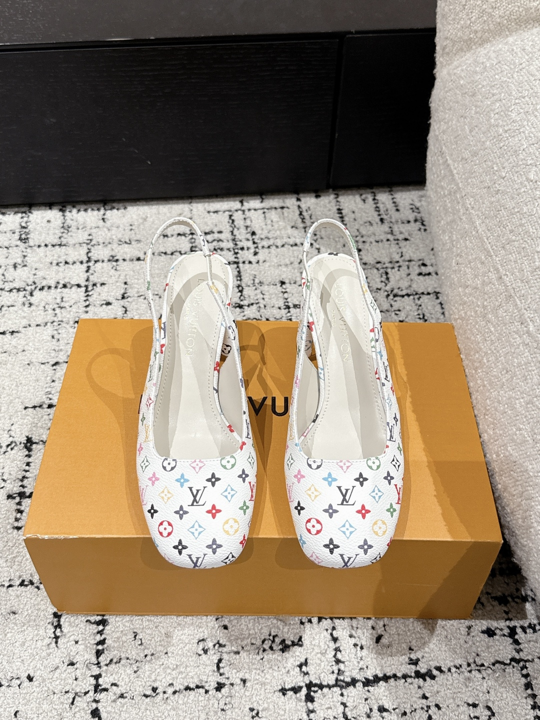 NO:260619,LOUIS VUITTON 25/ Swing latest thick heel Mary Jane sandals Simple and exquisite, full of high-end feel, showing elegant temperament ~ It looks so beautiful on the feet, and it is awesome for summer shoes. Imported cowhide/paper leather upper lining: sheepskin lining outsole: Italian imported genuine leather outsole Heel height: 8.5cm Size#35-41 (40 41 custom made without return), Mary Jane, louis vuitton, stuart weitzman, mary jane, cowhide, sheepskin, Leather soles19860909LOUIS VUITTON 25/ Swing最新 粗跟玛丽珍涼鞋 简约精致,高级感满满,尽显优雅气质～ 上脚超好看,拉满了夏日美鞋绝绝子啊 鞋面进口牛皮/漆皮 内里: 羊皮内里 大底: 意大利进口真皮大底 跟高: 8.5cm Size#35-41（40 41订做不退换）,玛丽珍,louis vuitton,stuart weitzman,mary jane,cowhide,sheepskin,Leather soles,Women's Shoes