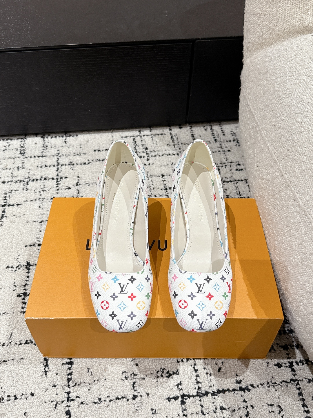 NO:449078,LOUIS VUITTON 25/ Swing latest thick heel Mary Jane sandals Simple and exquisite, full of high-end feel, showing elegant temperament ~ It looks so beautiful on the feet, and it is a perfect summer shoes. Imported cowhide/paper leather upper lining: sheepskin lining outsole: Italian imported genuine leather outsole Heel height: 8.5cm Size#35-41 (40 41 custom made without return), sandals single shoes, louis vuitton, stuart weitzman, sandals, mary jane, cowhide, sheepskin, Leather soles19860909LOUIS VUITTON 25/ Swing最新 粗跟玛丽珍涼鞋 简约精致,高级感满满,尽显优雅气质～ 上脚超好看,拉满了夏日美鞋绝绝子啊 鞋面进口牛皮/漆皮 内里: 羊皮内里 大底: 意大利进口真皮大底 跟高: 8.5cm Size#35-41（40 41订做不退换）,凉鞋单鞋,louis vuitton,stuart weitzman,sandals,mary jane,cowhide,sheepskin,Leather soles,Women's Shoes