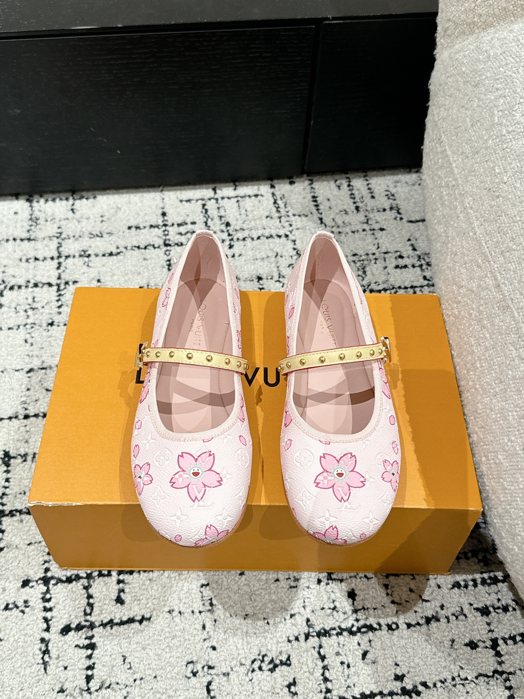 NO:260625,LOUIS VUITTON 25/ Swing's latest round toe buckle flat heel Mary Jane shoes Simple and exquisite, full of high-end feel, showing elegant temperament ~ The feet are super beautiful, full of summer shoes, Upper denim denim/3D printed cowhide Inner: Sheepskin inner sole: Italian imported leather outsole Size#35-41 (40 41 custom made without return), ballet shoes, louis vuitton, stuart weitzman, mary jane, cowhide, sheepskin, Leather soles19860909LOUIS VUITTON 25/ Swing最新 圆头搭扣 平跟 玛丽珍鞋 简约精致,高级感满满,尽显优雅气质～ 上脚超好看,拉满了夏日美鞋绝绝子啊 鞋面丹宁牛仔布/3D打印牛皮 内里: 羊皮内里 大底: 意大利进口真皮大底 Size#35-41（40 41订做不退换）,芭蕾舞鞋,louis vuitton,stuart weitzman,mary jane,cowhide,sheepskin,Leather soles,Women's Shoes