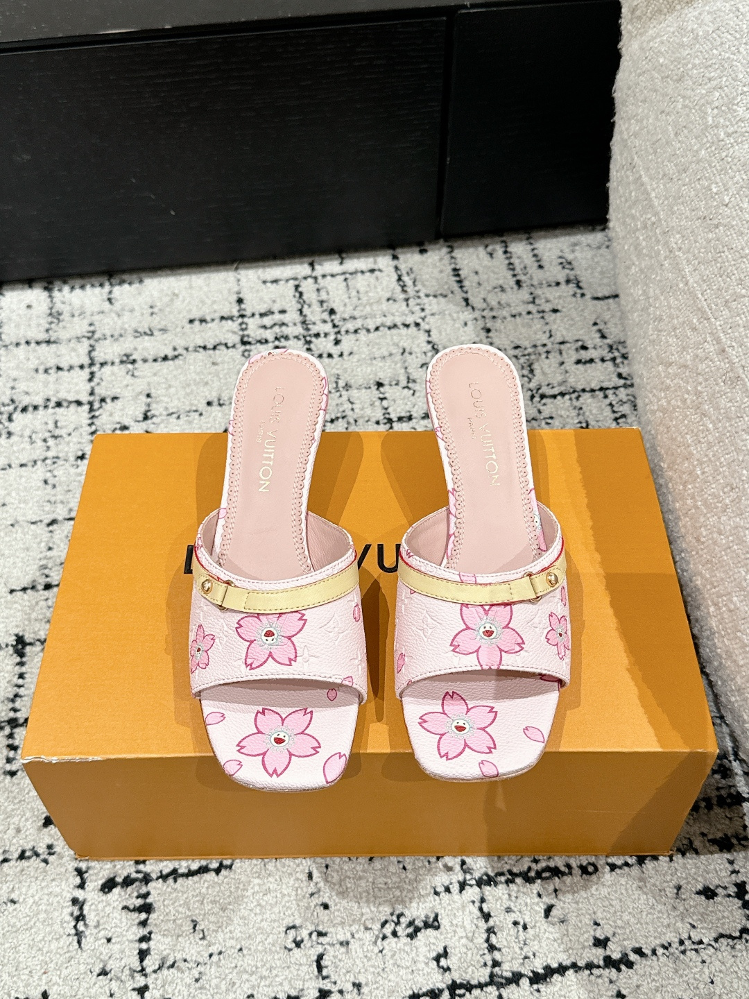 NO:449072,Takashi Murakami x LOUIS VUITTON 25/6AM Square-headed open-toe flip-flops It is hard not to doubt whether it was borrowed from the Tang Sancai of the Tang Dynasty as the basis and innovated into the classic LV logo, using colors and large-area base colors of the upper as a comparison, creating the white three-color or black three-color element style of the upper, creating another classic style!  Super beautiful!  Unspeakable fashion!  Daily versatility is no problem, and it has the significance of changes and development of the times!  Kittens are super easy to wear, and the summer atmosphere is full of!  Original custom fabric, Neli Niuli Outsole, imported from Italy, genuine leather outsole, Size#35-41 (40.41 custom made without return), high heels, slippers, louis vuitton, louis vuitton, high heels, slippers, Leather soles19860909村上隆/Takashi Murakami x LOUIS VUITTON 25/6AM 方头露趾一字拖 很难不怀疑是不是借鉴了唐朝的唐三彩作为基础,创新成lv经典标志logo,采用彩色以及鞋面的大面积底色作为对比,创造出鞋面的白三彩或者是黑三彩元素风格,成就了又一个经典款！上脚超级美腻！说不出来的时尚！日常百搭不在话下,而且很有时代的变迁发展的意义！小猫跟超级好穿,上脚满满的夏日氛围！ 材质原版定制面料 内里牛里 大底意大利进口真皮大底 Size#35-41（40.41定制不退换),高跟鞋拖鞋,louis vuitton,louis vuitton,high heels,slippers,Leather soles,Women's Shoes