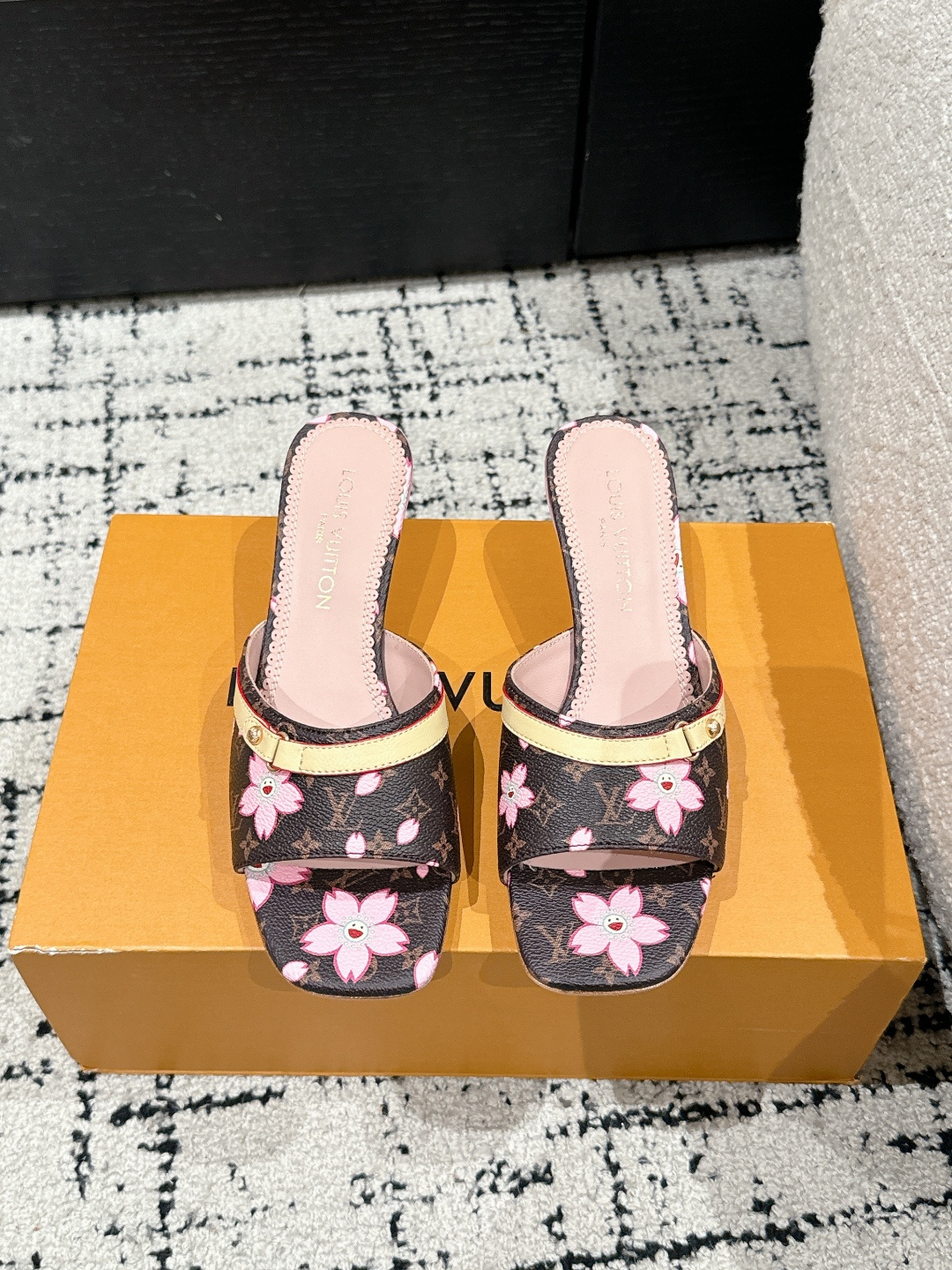 NO:260635,Takashi Murakami x LOUIS VUITTON 25/6AM Square-headed open-toe flip-flops It is hard not to doubt whether it was borrowed from the Tang Sancai of the Tang Dynasty as the basis and innovated into the classic LV logo, using colors and large-area base colors of the upper as a comparison, creating the white three-color or black three-color element style of the upper, creating another classic style!  Super beautiful!  Unspeakable fashion!  Daily versatility is no problem, and it has the significance of changes and development of the times!  Kittens are super easy to wear, and the summer atmosphere is full of!  Original custom fabric, Neli Niuli, Outsole, Imported Italian leather outsole Size#35-41 (40.41 custom made without return or exchange), slippers, louis vuitton, louis vuitton, slippers, Leather soles19860909村上隆/Takashi Murakami x LOUIS VUITTON 25/6AM 方头露趾一字拖 很难不怀疑是不是借鉴了唐朝的唐三彩作为基础,创新成lv经典标志logo,采用彩色以及鞋面的大面积底色作为对比,创造出鞋面的白三彩或者是黑三彩元素风格,成就了又一个经典款！上脚超级美腻！说不出来的时尚！日常百搭不在话下,而且很有时代的变迁发展的意义！小猫跟超级好穿,上脚满满的夏日氛围！ 材质原版定制面料 内里牛里 大底意大利进口真皮大底 Size#35-41（40.41定制不退换),拖鞋,louis vuitton,louis vuitton,slippers,Leather soles,Women's Shoes