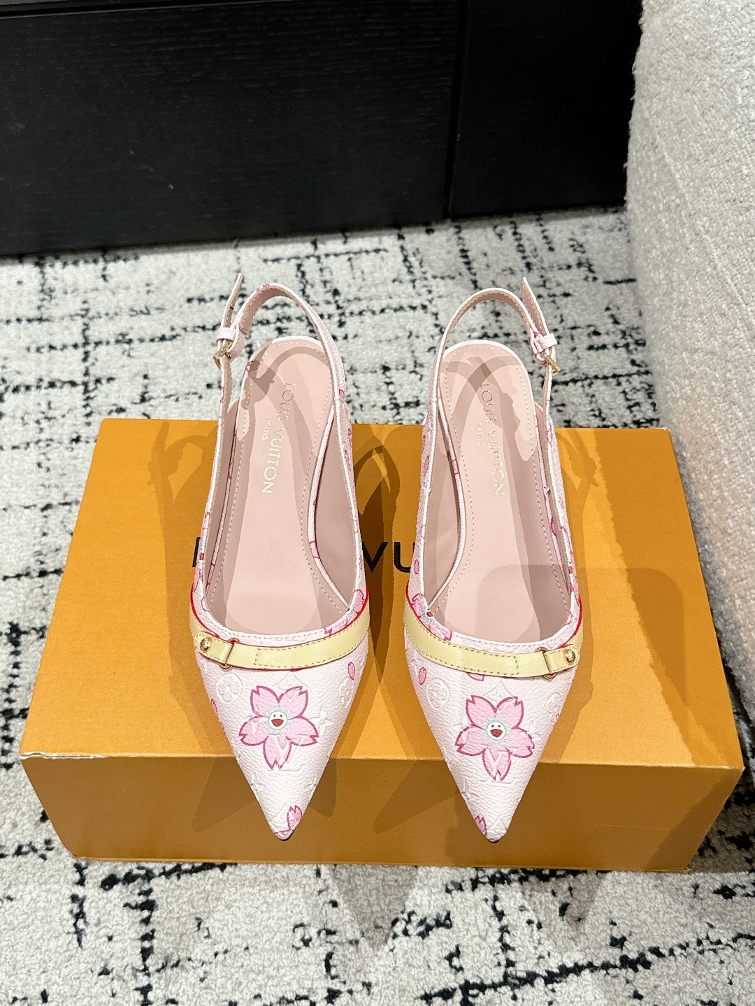 NO:449060,#Top version Louis Vuitton / 25 spring and summer pointy high heels, hawk-mouthed small pointed toe paired with hollow leather small square buckle, adjustable elasticity, Lv hardware 'logo' decorated with embellishment, the details are particularly high-end!  The sharp styling effect visual feast cannot conceal the elegant temperament of LV. The 4.5cm kitten heel is comfortable and sexy. The upper is made of imported denim/3D printed cowhide. The inner footbed A-grade sheepskin soft and breathable. Outsole imported Italian leather outsole. Heel height 4.5cm Size35-39 (40 41 custom-made, non-return and exchange), high heels, louis vuitton, louis vuitton, louis vuitton, sandals, high heels, cowhide, sheepskin, Leather soles19860909#顶级版本 Louis Vuitton 路易威登 /25春夏尖头高跟鞋 鹰嘴小尖头搭配镂空皮条小方扣可调节松紧, Lv五金 “logo”饰以点缀,细节质感特别的高级！犀利的造型效果视觉盛宴难以掩饰lv的优雅气质刚刚好的4.5cm小猫跟,好穿舒适性感精致绝伦～ 鞋面采用进口丹宁牛仔布/3D打印牛皮 内里垫脚A级羊皮 柔软透气 大底意大利进口真皮大底 跟高4.5cm Size35-39（40 41定制不退换）,高跟鞋凉鞋,louis vuitton,louis vuitton,louis vuitton,sandals,high heels,cowhide,sheepskin,Leather soles,Women's Shoes