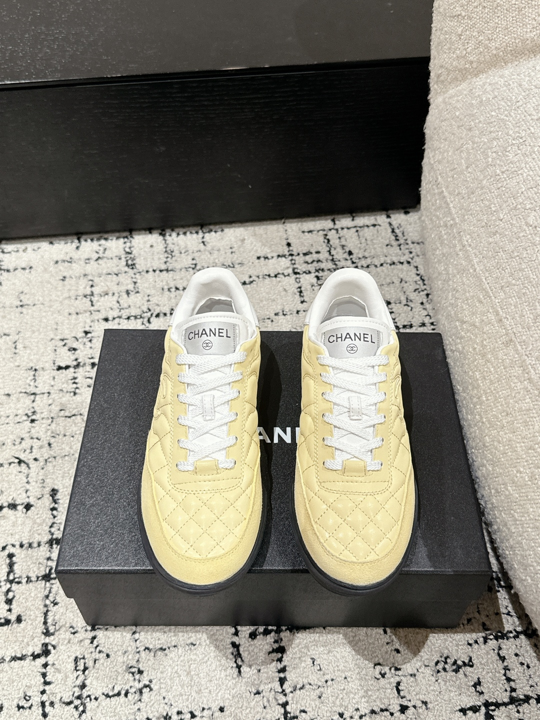 NO:260624,CHANEL 25/ Diamond baseball shoes Tennis shoes Casual sports shoes Original purchase and development Made of goods Xiaoxiang's latest hidden tennis shoes Soft diamond pattern Soft lambskin paired with large tongue and classic double C logo full of retro feel and is the most versatile black and white color matching Coco girls must-have casual shoes Sole broken nail design Super soft fabric original custom lambskin diamond pattern Imported inside custom sheepskin   net Sole original open mold broken nail rubber material Size: 35- 41 (40.41 custom made), casual shoes/sports shoes, chanel, chanel, sneakers, sheepskin19860909CHANEL香奈儿 25/ 菱格纹棒球鞋 网球鞋 休闲 运动鞋 原版购入开发 做货 小香最新隐藏款网球鞋软菱格纹 柔软小羊皮配搭大鞋舌和经典双C logo满满的复古感又是最最最百搭的黑白配色 coco女孩必入的一款休闲鞋 鞋底碎钉设计 超级柔软 面料原版定制小羊皮菱格纹 内里进口定制羊皮 网里 鞋底原版开模碎钉橡胶材质 Size:35- 41（40.41定做）,休闲鞋/运动鞋,chanel,chanel,sneakers,sheepskin,Women's Shoes