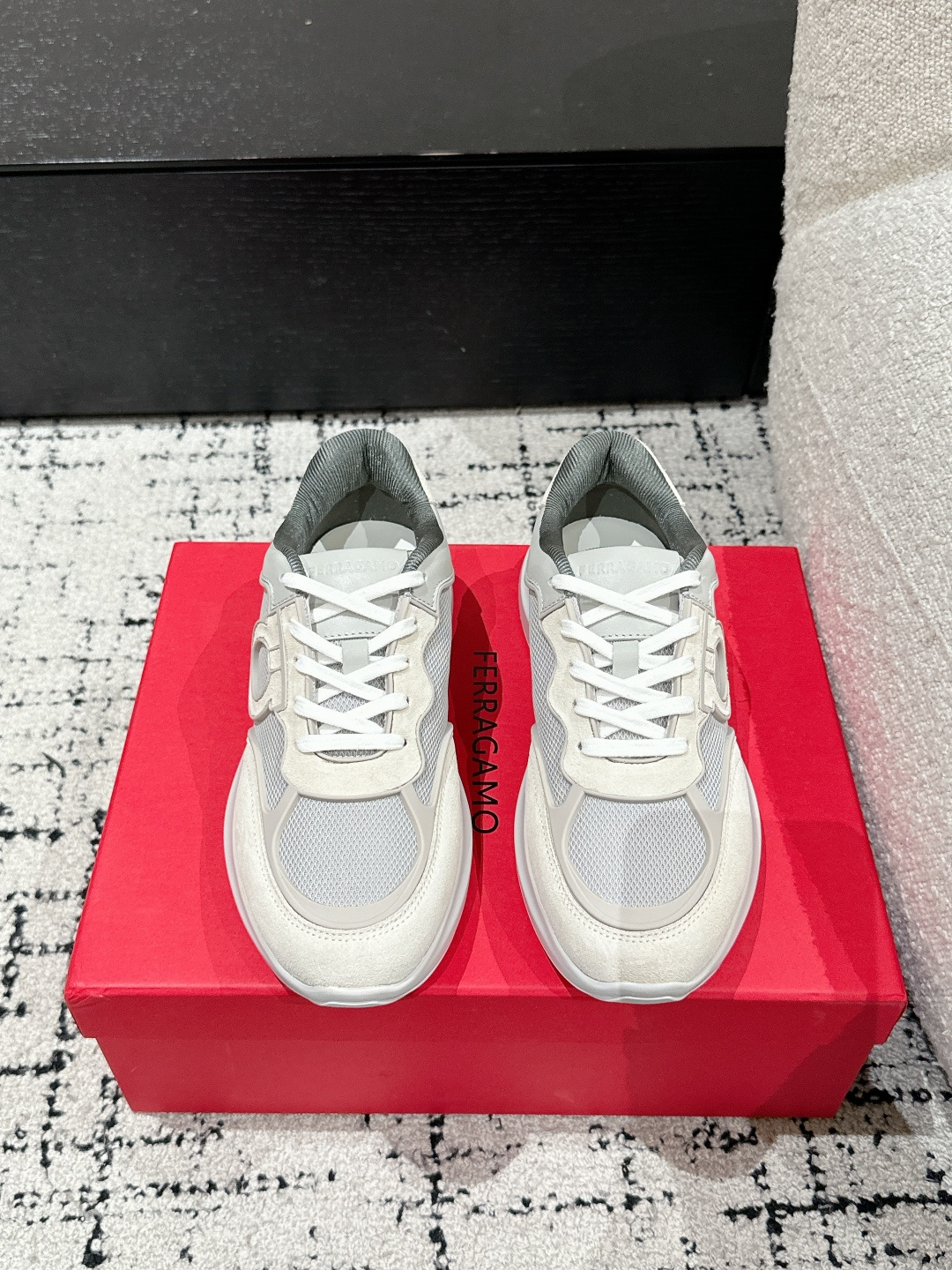 NO:260632,#Men's top version Ferragamo 25/ Latest Gancini series Thick sole Casual sports shoes Original purchase and development Made this urban style casual shoes boldly combine a variety of fabrics, cleverly use high-tech mesh fabric and smooth leather to create a unique high-end shape. The side embellishment of Gancini buckles, paired with padded shoe mouth and tongue, combined with eye-catching light rubber sole, makes the design more exquisite. Delivery counter exquisite packaging, original custom imported cowhide   mesh, inner original imported breathable mesh, sole original open molded rubber foam material, sole thickness 3.5CM Size: #Men's 39-45 (45 custom made without return), casual shoes/sports shoes, ferragamo, ferragamo, ferragamo, sneakers, cowhide19860909#男款 顶级版本 Ferragamo菲拉格慕 25/ 最新Gancini系列 厚底 休闲 运动鞋 原版购入开发 做货 这款都市风格休闲鞋大胆融合多种面料,巧妙运用高科技网眼织物和光滑皮革,打造别出心裁的高端造型.侧面缀饰Gancini扣饰,搭配衬垫鞋口和鞋舌,结合醒目的轻盈橡胶鞋底,令设计更显考究. 配送专柜精美包装 面料原版定制进口牛皮 网面 内里原版进口透气网里 鞋底原版开模橡胶发泡材质 底厚3.5CM Size: #男款39-45(45定做不退换）,休闲鞋/运动鞋,ferragamo,ferragamo,sneakers,cowhide,Women's Shoes