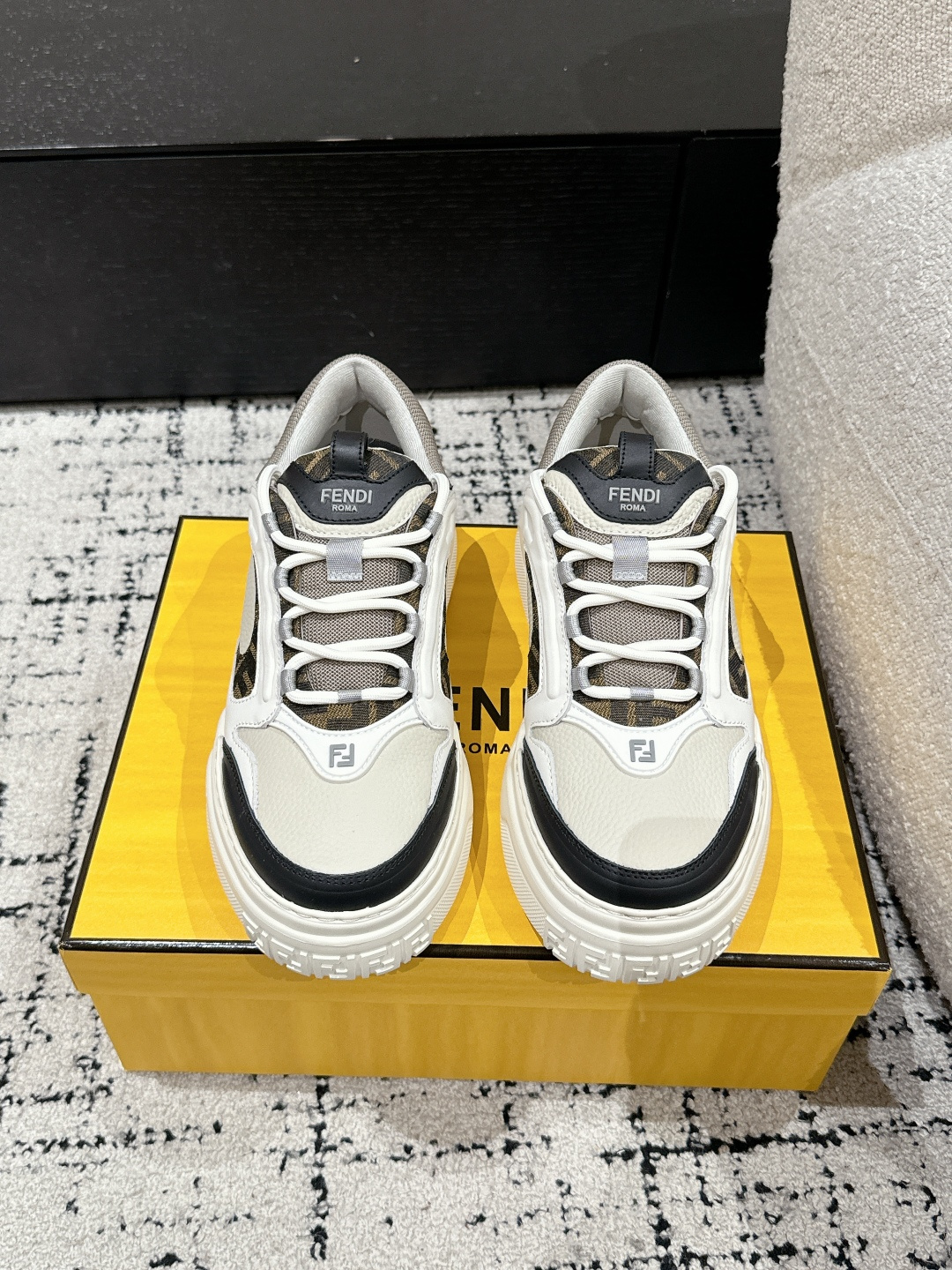 NO:260638,#Men's top version FENDI Fendi 25/ Latest Force series Calfskin FF round toe thick sole Low top sports shoes Original purchase and development Made this Force lace-up low top shoes. White full grain leather and white and brown smooth leather material, with padded elements. Brown FF jacquard and yellow high-tech fabric details. Lightweight and thick white sole, toe and heel with FF pattern details, delivery counter exquisite packaging Fabric: original imported toe layer cowhide inner original customized breathable mesh Sole original open mold rubber foam material Sole thickness 5CM Size: #Men's 39-45 (45 custom made without return), casual shoes/sports shoes, fendi, fendi, sneakers, cowhide19860909#男款顶级版本 FENDI芬迪 25/ 最新 Force系列 小牛皮 FF 圆头厚底 低帮 运动 板鞋 原版购入开发 做货 这款 Force系带低帮鞋.白色全粒面皮革以及白色和棕色光滑皮革材质,采用衬垫元素.棕色FF提花和黄色高科技布料细节.轻质厚实白色鞋底,鞋头和鞋跟带FF图案细节,配送专柜精美包装 面料:原版进口头层牛皮 内里原版定制透气网里 鞋底原版开模橡胶发泡材质 底厚5CM Size:#男款39-45（45定做不退换）,休闲鞋/运动鞋,fendi,fendi,sneakers,cowhide,Women's Shoes