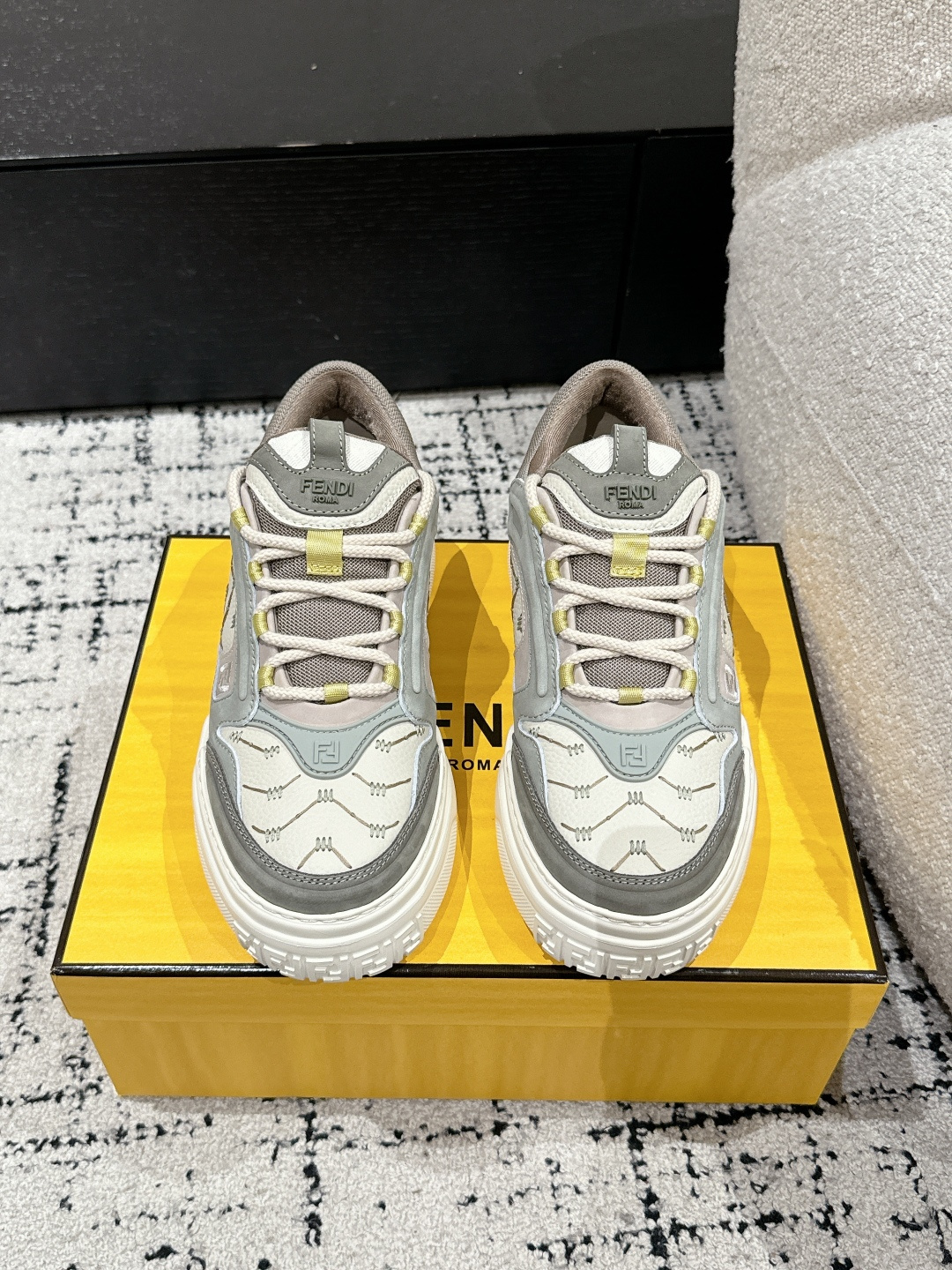 NO:260615,Mark Line # Men's Top Version FENDI Fendi 25/ Latest Force Series Calfskin FF Round toe thick sole Low top Sports Board Shoes Original Purchase and Development Made This Force Lace-up Low top Shoes. White full grain leather and white and brown smooth leather material, with padded elements. Brown FF jacquard and yellow high-tech fabric details. Lightweight and thick white sole, toe and heel with FF pattern details, delivery counter exquisite packaging Fabric: original imported toe layer cowhide inner original customized breathable mesh Sole original open mold rubber foam material Sole 5CM Size: # Men's 39-45 (45 custom made without return), casual shoes/sports shoes, fendi, fendi, sneakers, cowhide19860909马克线 #男款顶级版本 FENDI芬迪 25/ 最新 Force系列 小牛皮 FF 圆头厚底 低帮 运动 板鞋 原版购入开发 做货 这款 Force系带低帮鞋.白色全粒面皮革以及白色和棕色光滑皮革材质,采用衬垫元素.棕色FF提花和黄色高科技布料细节.轻质厚实白色鞋底,鞋头和鞋跟带FF图案细节,配送专柜精美包装 面料:原版进口头层牛皮 内里原版定制透气网里 鞋底原版开模橡胶发泡材质 底厚5CM Size:#男款39-45（45定做不退换）,休闲鞋/运动鞋,fendi,fendi,sneakers,cowhide,Women's Shoes