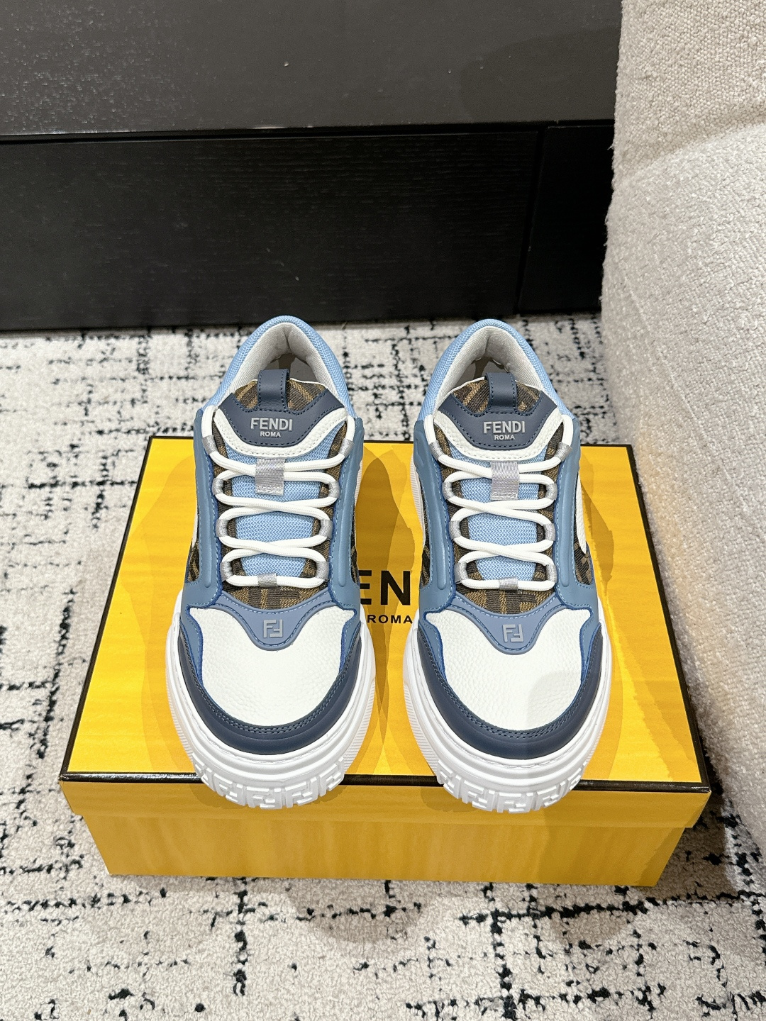 NO:260618,#Men's top version FENDI Fendi 25/ Latest Force series Calfskin FF round toe thick sole Low top sports shoes Original purchase and development Made this Force lace-up low top shoes. White full grain leather and white and brown smooth leather material, with padded elements. Brown FF jacquard and yellow high-tech fabric details. Lightweight and thick white sole, toe and heel with FF pattern details, delivery counter exquisite packaging Fabric: original imported toe layer cowhide inner original customized breathable mesh Sole original open mold rubber foam material Sole thickness 5CM Size: #Men's 39-45 (45 custom made without return), casual shoes/sports shoes, fendi, fendi, sneakers, cowhide19860909#男款顶级版本 FENDI芬迪 25/ 最新 Force系列 小牛皮 FF 圆头厚底 低帮 运动 板鞋 原版购入开发 做货 这款 Force系带低帮鞋.白色全粒面皮革以及白色和棕色光滑皮革材质,采用衬垫元素.棕色FF提花和黄色高科技布料细节.轻质厚实白色鞋底,鞋头和鞋跟带FF图案细节,配送专柜精美包装 面料:原版进口头层牛皮 内里原版定制透气网里 鞋底原版开模橡胶发泡材质 底厚5CM Size:#男款39-45（45定做不退换）,休闲鞋/运动鞋,fendi,fendi,sneakers,cowhide,Women's Shoes