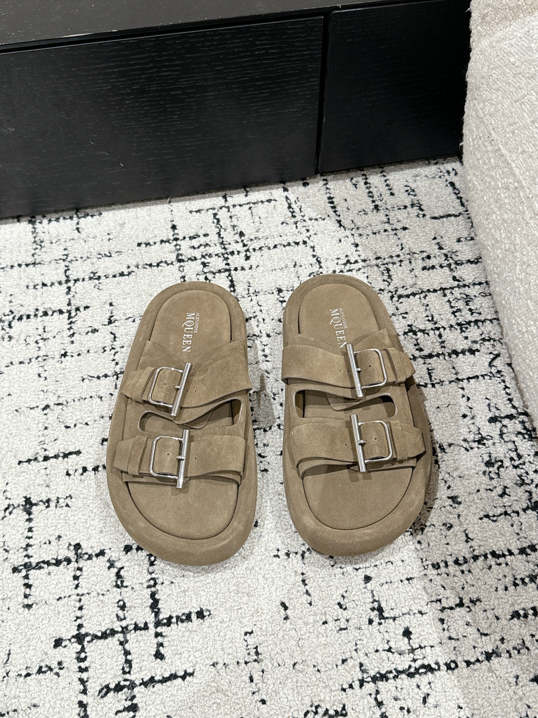 NO:260630,Men's #Couple Model Alexandermcquee*n McQueen 25/ Retro Double-buckle Thick Sole Slippers Latest synchronized new version of the catwalk, the fabric is made of smooth calfskin and suede, presenting a round toe, interpreting a unique shape and unified texture. It is decorated with silver metal arc buckle, paired with soft insoles and thick sole of the same color, external rubber foamed anti-slip sole imprinted skull pattern and mcqueen logo. Light and comfortable! Material imported calfskin/suede imported sheepskin inner lining outsole, original rubber foamed outsole Size#women 35-40 men 40-45 (female 40 men 45 custom-made, no return or exchange), slippers, alexander mcqueen, slippers, cowhide, sheepskin, chamois leather19860909男 #情侣款 Alexandermcquee*n麦昆 25/ 复古 双扣 厚底 拖鞋 最新同步新版t台走秀款, 面料采用光滑小牛皮及麂皮打造,呈现圆形鞋头,演绎独特造型与统一质感.饰有银色金属arc搭扣,搭配内部柔软鞋垫和同色系厚底,外部橡胶发泡防滑鞋底压印骷髅图案和mcqueen标志.轻盈舒适! 材质进口小牛皮/麂皮 内里进口羊皮 大底原版橡胶发泡大底 Size#女35-40男40-45（女40男45订做不退换）,拖鞋,alexander mcqueen,slippers,cowhide,sheepskin,chamois leather,Women's Shoes