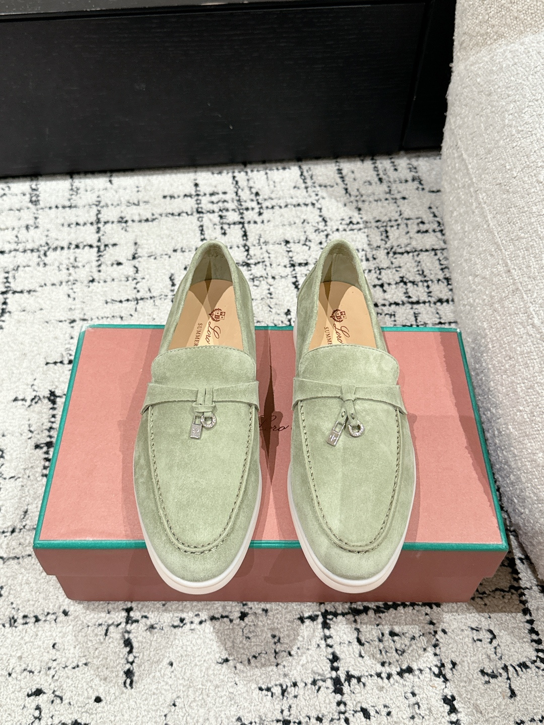 NO:260608,Men #Couple Purchase Level Loro Piana 25/ Upgraded version British tassels Couple Flat Loafers It turns out that this is the legendary Loafers that will not be tired even if you walk 20,000 steps. This pair of loafers holds the appearance and feel of the feet, and you will be completely lost once you walk on your feet~ The minimalist design is eye-catching and attractive, and the outfit is a plus for the outfit. The soft foot feel is outstanding, and it will be nice to match it with a soft and glutinous sole. It is not tiring to wear it for a long time in daily life. Who can refuse a pair of versatile and beautiful loafers?  It’s simply too elegant, and you have both the feel and texture of your feet. The key is to make your legs look longer and not tired. The main one is just right!  Material original top-grade sheep skin, original water-dyed sheep skin inner lining, original high elastic wear-resistant beef tendon sole, Size women's 35-42 (40.41.42 custom-made without return or exchange) Men's 38-46 (38.45.46 custom-made without return or exchange), loafers, loro piano, loafers, sheepskin, sheep19860909男 #情侣 代购级 Loro Piana 乐悠翩雅 25/ 升级版本 英伦流苏 情侣 平底 乐福鞋 原来这就是传说走两万步都不会累脚的乐福鞋这双乐福鞋把颜值和脚感都拿捏住了,上脚一走就会被彻底沦陷～极简的设计吸睛耐看,穿搭加分项呀 软乎乎的脚感质感出众,不会磨脚就很nice搭配软软糯糯的鞋底,日常通行久穿不累哦 谁能拒绝得了一双百搭又好看的乐福鞋呢？简直不要太气质,脚感和质感都拿捏,关键是显腿长不累脚,主打的就是一个刚刚好！ 材质原版顶级羊猄皮 内里原版水染羊皮内里 大底原版高弹耐磨牛筋底 Size女35-42（40.41.42定做不退换） 男38-46（38.45.46定做不退换）,乐福鞋,loro piana,loafers,sheepskin,sheep,Women's Shoes