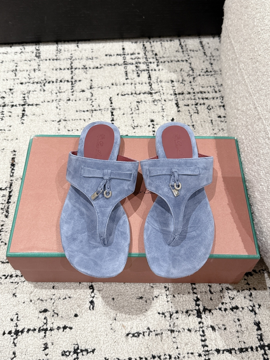 NO:260602,#Top version Purchase level Loro Piana LP 55/ New British foot-clip slippers Sandals Our family is made of All Yangjing, not a market matte material. It turns out that this is the legendary foot-clip sandals that won’t be tired even if you walk 20,000 steps. They will hold on to their appearance and feel. Once you walk on your feet, you will be completely lost~ The minimalist design is eye-catching, and it is a plus for the outfit. The soft foot feel is outstanding, and it is very nice to match it with a soft and glutinous sole. It is not tiring to wear it for a long time. Who can refuse a pair of versatile and beautiful loafers?  It’s simply too elegant, and you have both the feel and texture of your feet. The key is to make your legs look longer and not tired. The main one is just right!  Material Imported Yangjing Midsole Imported Yangjing Outsole Leather Outsole Size #35-41 (40.41 Customized No Return and Exchange), Split Toe Shoes, Loro Piana, Loro Piana, Loafers, Sandals, Slippers, Sheep, Leather Soles19860909#顶级版本 代购级 Loro Piana LP 55/ 新款英伦夹脚拖鞋 凉鞋 咱家做是全羊京 不是市场磨砂材质哈 原来这就是传说走两万步都不会累脚的夹脚凉鞋把颜值和脚感都拿捏住了,上脚一走就会被彻底沦陷～极简的设计吸睛耐看,穿搭加分项呀 软乎乎的脚感质感出众,不会磨脚就很nice搭配软软糯糯的鞋底,日常通行久穿不累哦 谁能拒绝得了一双百搭又好看的乐福鞋呢？简直不要太气质,脚感和质感都拿捏,关键是显腿长不累脚,主打的就是一个刚刚好！ 材质 进口羊京 中底 进口羊京 大底 真皮大底 Size #35-41（40.41定制不退换）,分趾鞋,loro piana,loro piana,loafers,sandals,slippers,sheep,Leather soles,Women's Shoes