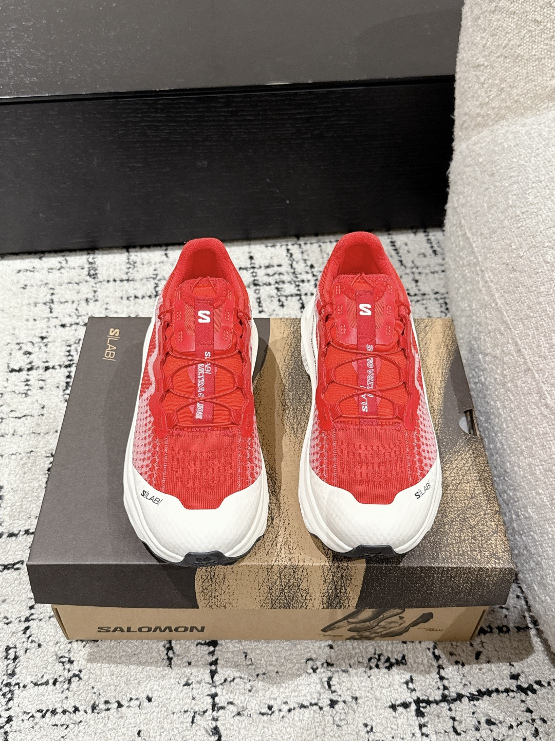 NO:263954,#Couple model Top version SALOMON 25/ S/LAB ULTRA Glide Low-top casual mountaineering running shoes The new interpretation focuses on its aerodynamic appearance, with the iconic white and cream bringing urban style. The other pair is made of pure black to highlight the textured details. The iconic sneakers are refined into a new urban classic to bring quiet atmosphere to SALOMON. Upper: original high-density breathable flying weaving inner: original super-transmigrating lining outsole: rubber foam light sole Size#35-45 (for women 40 men 45 custom-made, non-return and exchange), casual shoes/sneakers, sneakers19860909#情侣款 顶级版本 SALOMON萨洛蒙 25/ S/LAB ULTRA Glide 低帮休闲 登山 跑步鞋 全新演绎的专注于其空气动力学的外观上,标志性白色与奶油色带来都市风格.另一双则以纯粹的黑色打造,突出富质感的细节,标志性运动鞋被提炼为新的都市经典 为 SALOMON带来静谧气息 鞋面: 原版高密度透气飞织 内里: 原版超迁绒里 大底: 橡胶发泡轻便大底 Size#35-45(女40男45定做不退换）,休闲鞋/运动鞋,sneakers,Women's Shoes