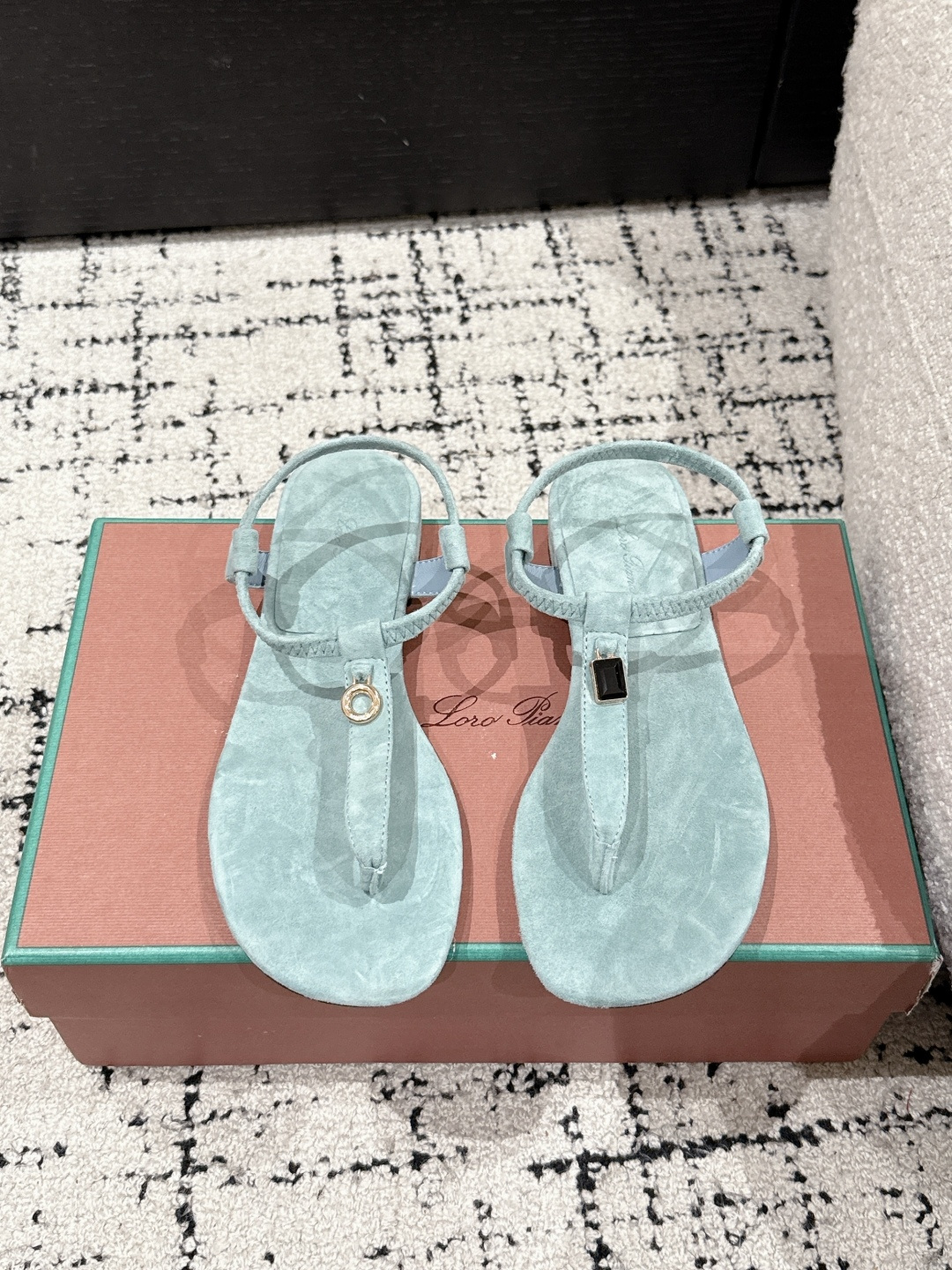 NO:263950,#Top version Purchase level Loro Piana LP 55/ New British foot-clip slippers Sandals Our family is made of All Yangjing, not a market matte material. It turns out that this is the legendary foot-clip sandals that won’t be tired even if you walk 20,000 steps. They will hold on to their appearance and feel. Once you walk on your feet, you will be completely lost~ The minimalist design is eye-catching, and it is a plus for the outfit. The soft foot feel is outstanding, and it is very nice to match it with a soft and glutinous sole. It is not tiring to wear it for a long time. Who can refuse a pair of versatile and beautiful loafers?  It’s simply too elegant, and you have both the feel and texture of your feet. The key is to make your legs look longer and not tired. The main one is just right!  Material Imported Yangjing Midsole Imported Yangjing Outsole Leather Outsole Size #35-41 (40.41 Customized No Return and Exchange), Split Toe Shoes, Loro Piana, Loro Piana, Loafers, Sandals, Slippers, Sheep, Leather Soles19860909#顶级版本 代购级 Loro Piana LP 55/ 新款英伦夹脚拖鞋 凉鞋 咱家做是全羊京 不是市场磨砂材质哈 原来这就是传说走两万步都不会累脚的夹脚凉鞋把颜值和脚感都拿捏住了,上脚一走就会被彻底沦陷～极简的设计吸睛耐看,穿搭加分项呀 软乎乎的脚感质感出众,不会磨脚就很nice搭配软软糯糯的鞋底,日常通行久穿不累哦 谁能拒绝得了一双百搭又好看的乐福鞋呢？简直不要太气质,脚感和质感都拿捏,关键是显腿长不累脚,主打的就是一个刚刚好！ 材质 进口羊京 中底 进口羊京 大底 真皮大底 Size #35-41（40.41定制不退换）,分趾鞋,loro piana,loro piana,loafers,sandals,slippers,sheep,Leather soles,Women's Shoes