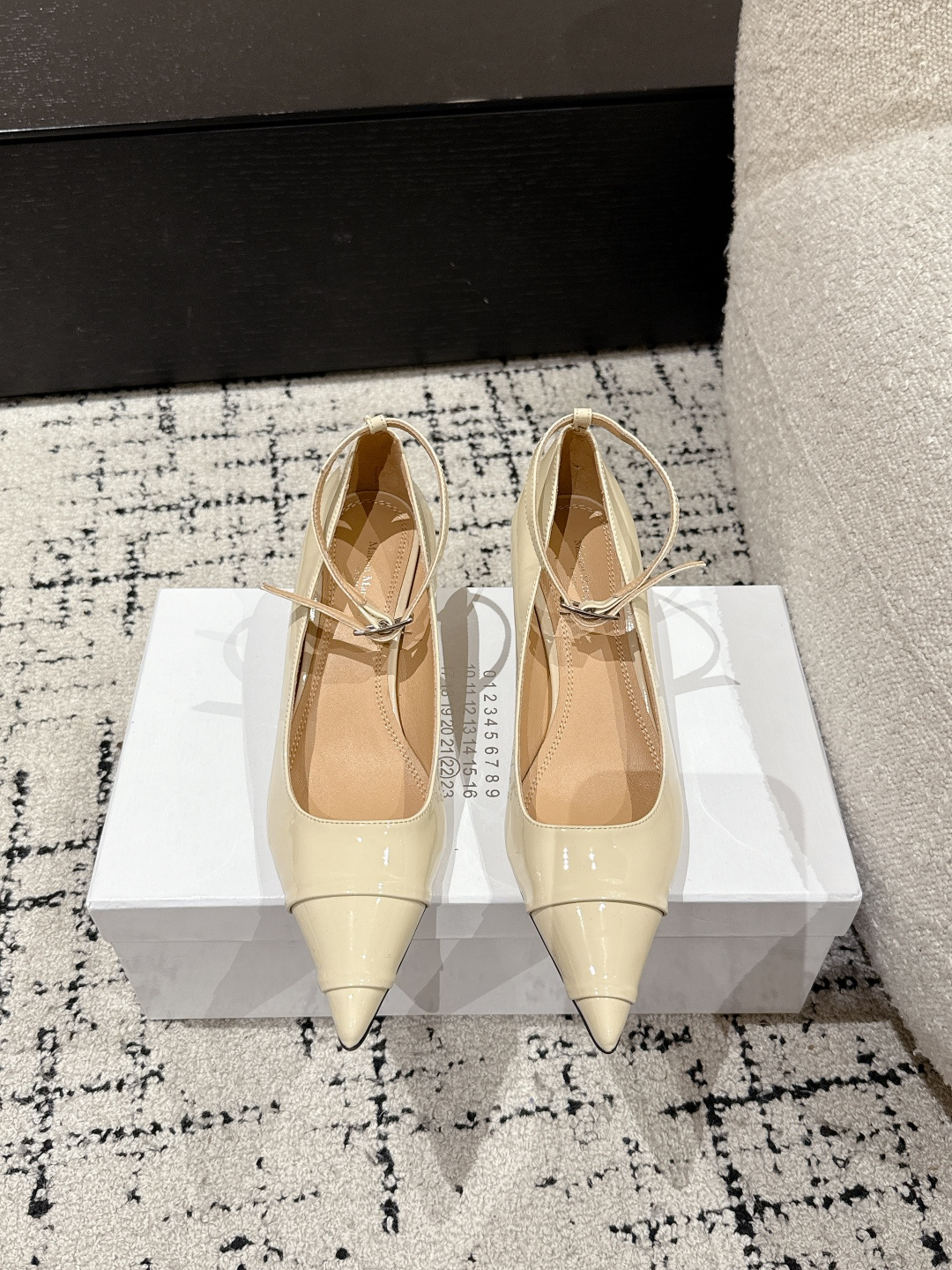 NO:263931,Maison Margiela 25/ Latest Kitten Heel Pointed High Heels Single Shoes A shoe that no women will refuse. The high heels of the Kinkies series are very feminine. It is a kitten heel design left by Pirates for Magiela, which makes the whole shoe more attractive, making the whole shoe more attractive. At the same time, the design of pointed shoes will also make the whole shoe stronger and more powerful. This pair of shoes combines the softness and perseverance of women, and is recognizable and comfortable to wear, because the texture of leather is soft and skin-friendly and gives people a lazy and elegant feeling, and it also has a fashionable atmosphere. It is very suitable for women to wear, especially avant-garde and fashionable women who love beauty. Fabric: Original ox patent leather Inner: sheepskin lining Heel height: 5.5cm Sole: genuine leather outsole Size:  35-40 (40 custom made without return or exchange), single shoes, masion margiela, high heels, sheepskin, Leather soles19860909Maison Margiela马吉拉25/ 最新 小猫跟尖头 高跟鞋 单鞋 一款所有女性都不会拒绝的鞋,kinkies系列的高跟鞋非常具有女性的魅力,是海盗爷为马吉拉留下的一款小猫跟的设计,让整个鞋履更加凸显女性的俏皮与柔美,同时尖尖鞋的设计也会让整个鞋变得强势有力量,这双鞋履将女性的柔美和坚毅结合起来,具有辨识度的同时也上脚非常舒适,因为是皮革的质感柔软且亲肤上脚之后给人一种慵懒优雅的感觉,同时兼具时尚气息,非常适合女性穿着特别是前卫时尚爱美的女性 面料: 原版牛漆皮 内里: 羊皮里 跟高: 5.5cm 鞋底: 真皮大底 Size: 35-40（40定做不退换）,单鞋,masion margiela,high heels,sheepskin,Leather soles,Women's Shoes